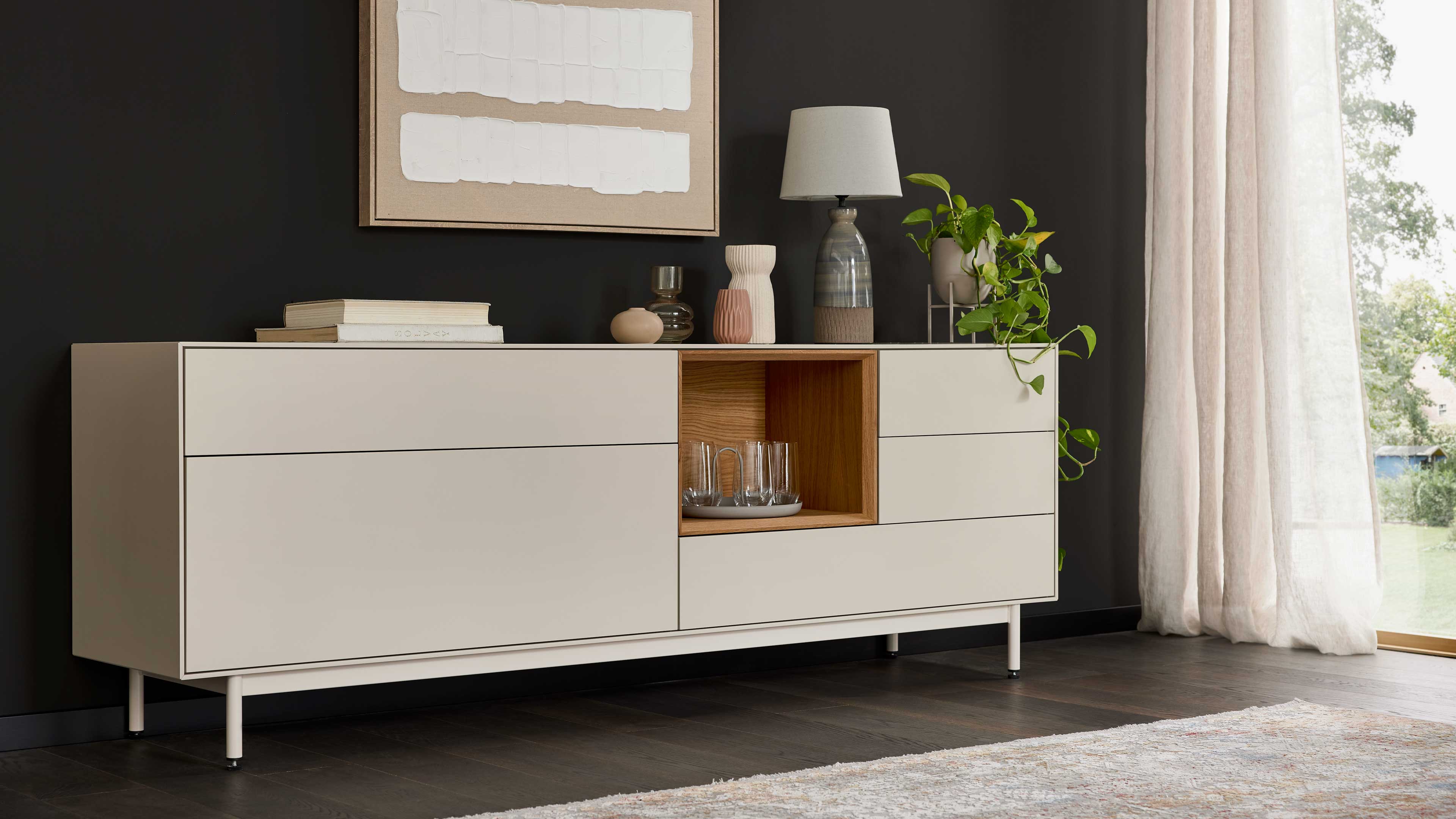 Sideboard in Beige mit Klapptür, mehreren Schubladen und offenem Fach für vielseitigen Stauraum im Wohnbereich