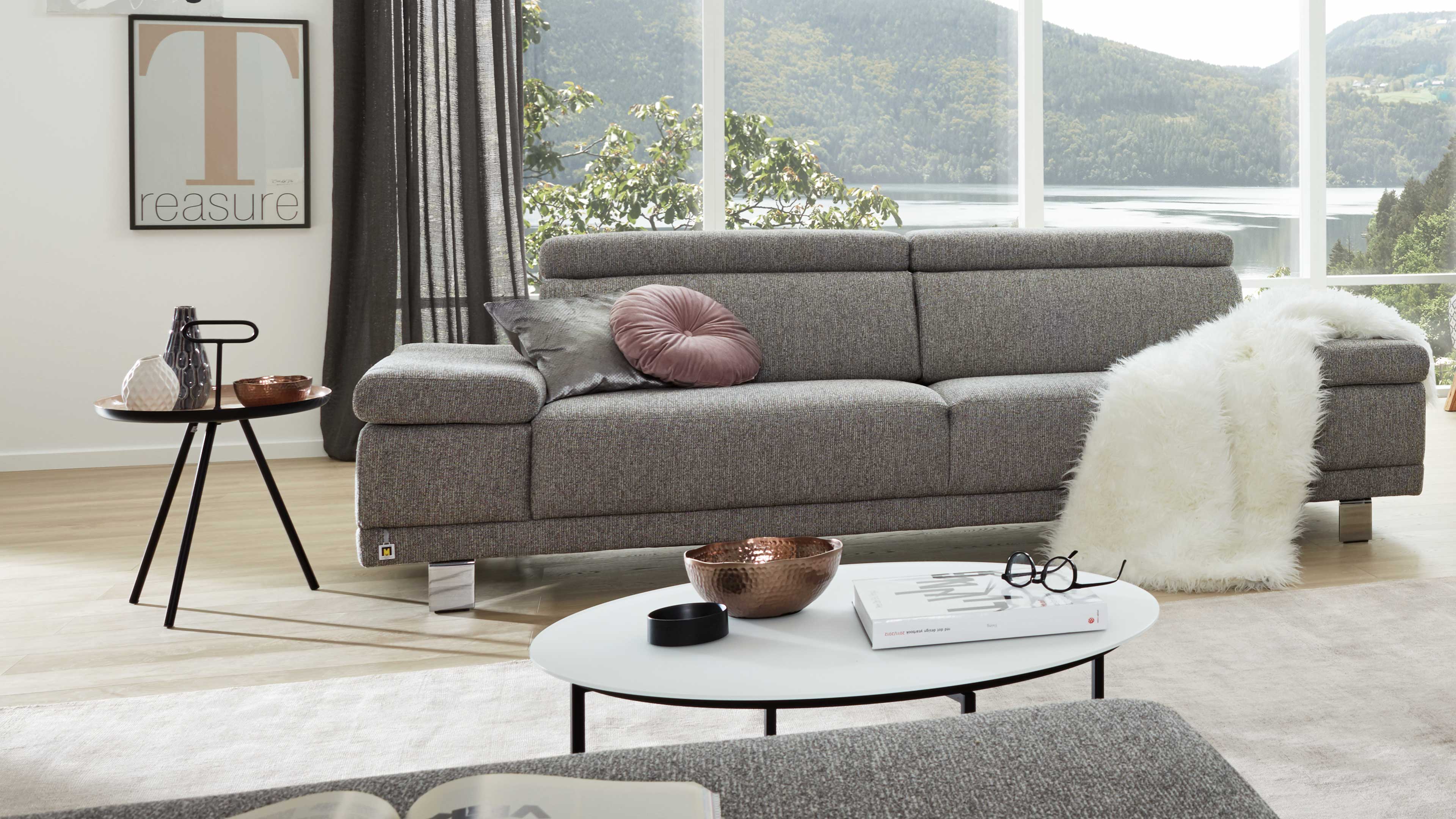 Stahlgraues Zweisitzer-Sofa mit glänzenden Metallfüßen