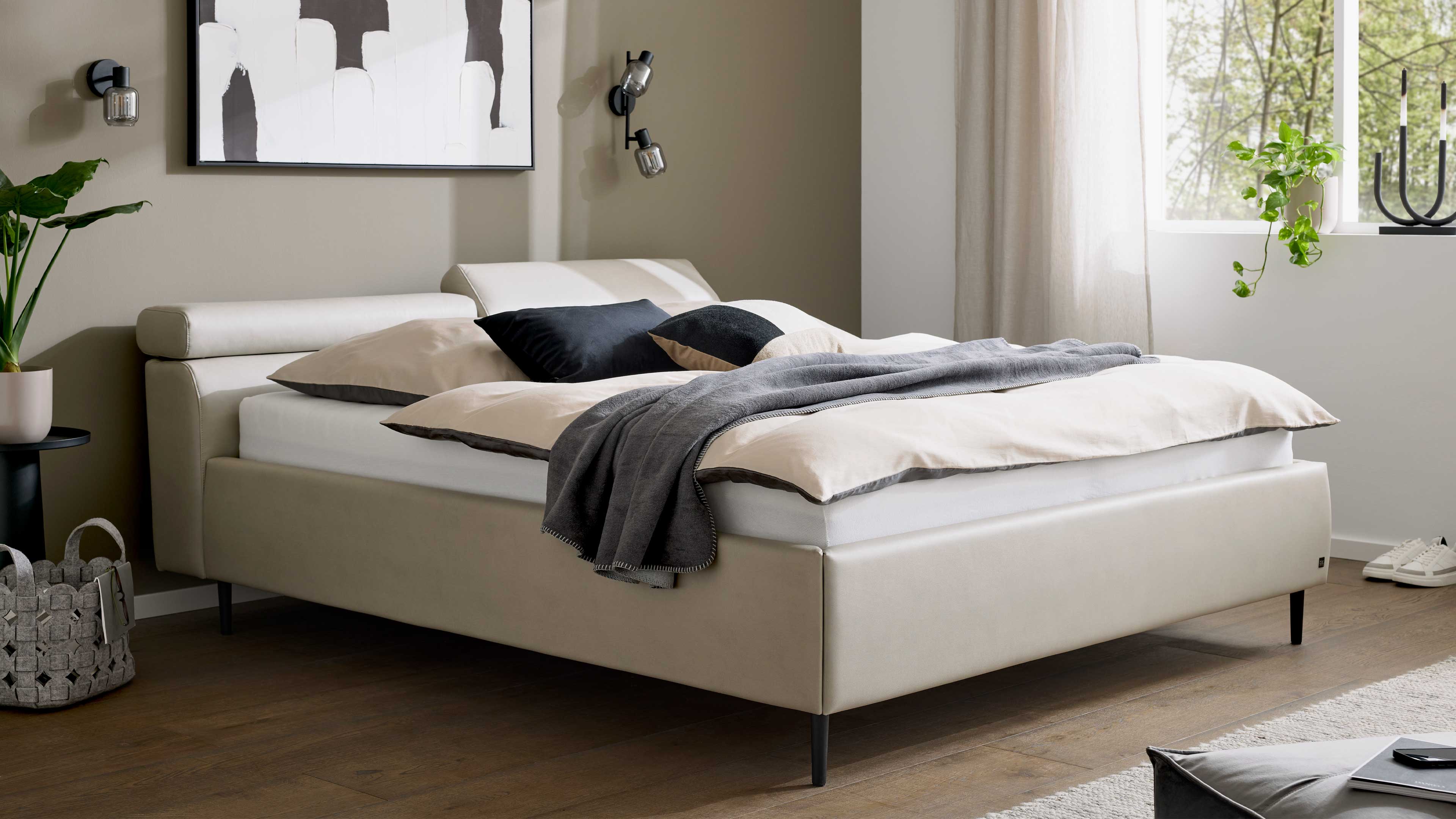 Modernes Polsterbett mit Stoffbezug, verstellbarem Kopfteil und schlanken Metallfüßen