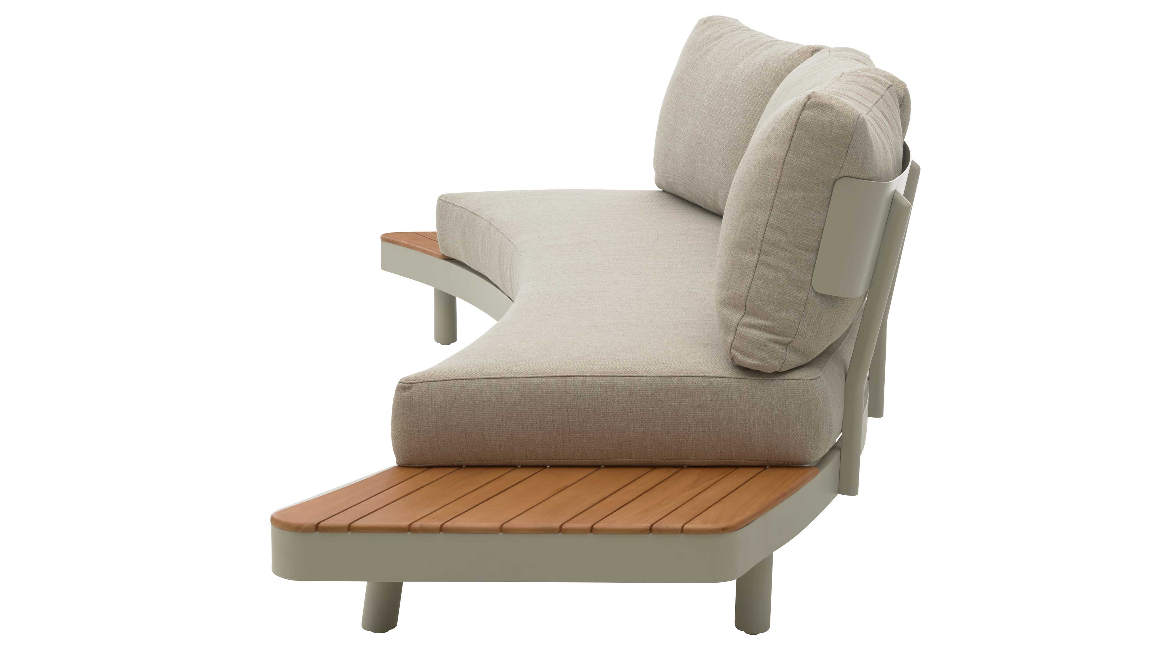 Geschwungenes Sofaelement mit beigen Kissen, hellgrauem Rahmen, geschwungener Sitzfläche und Holzablage am Ende.