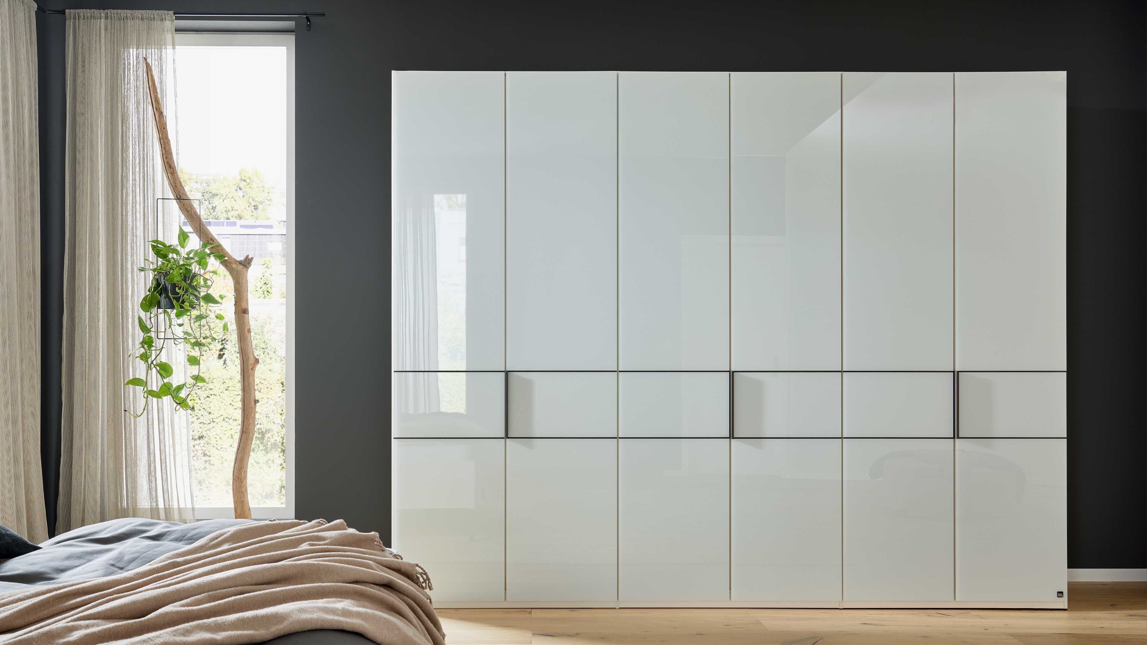 Kleiderschrank in Weiß Hochglanz mit markanter Griffleiste