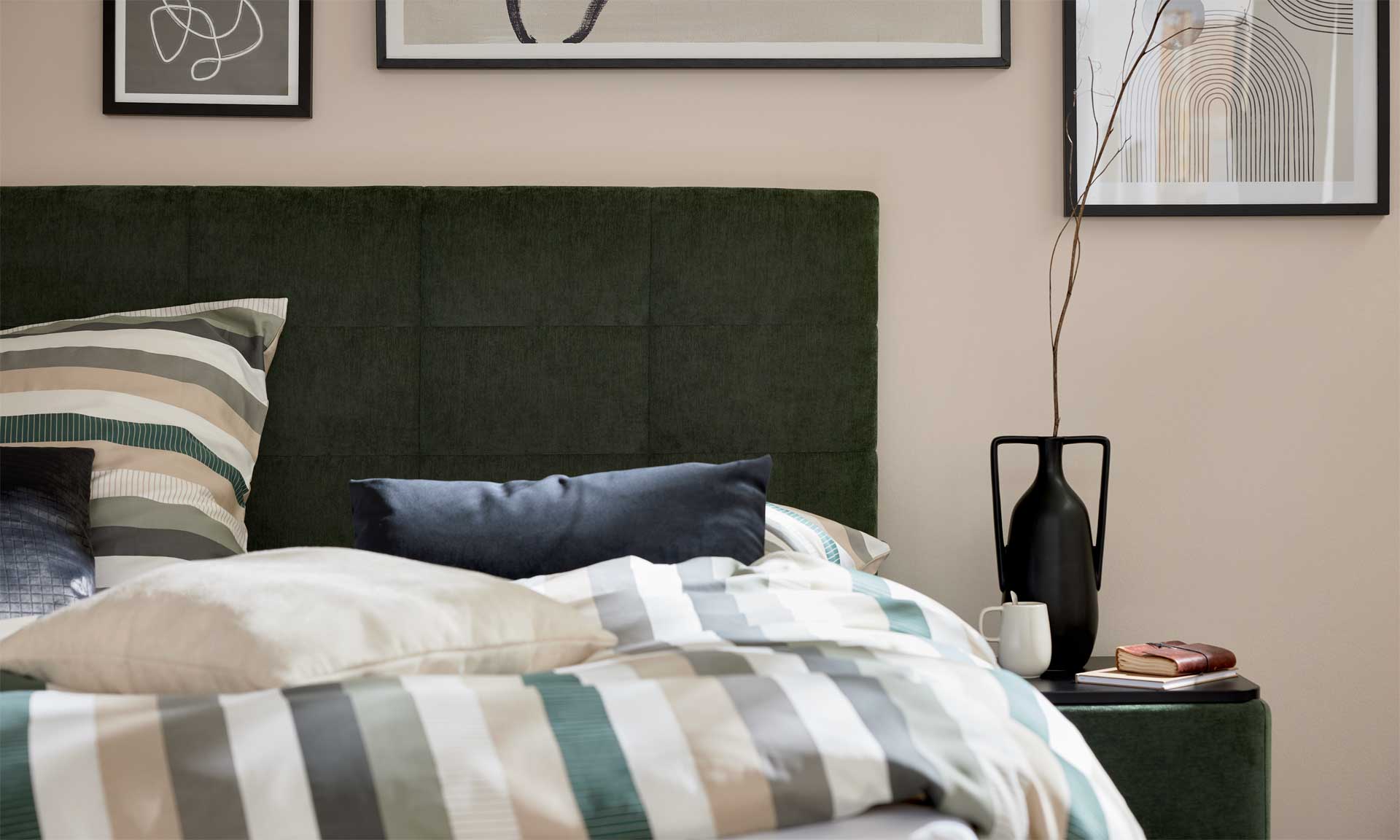 Moosgrünes Boxspringbett mit extra hohem Kopfteil und stoffbezogenen Matratzen