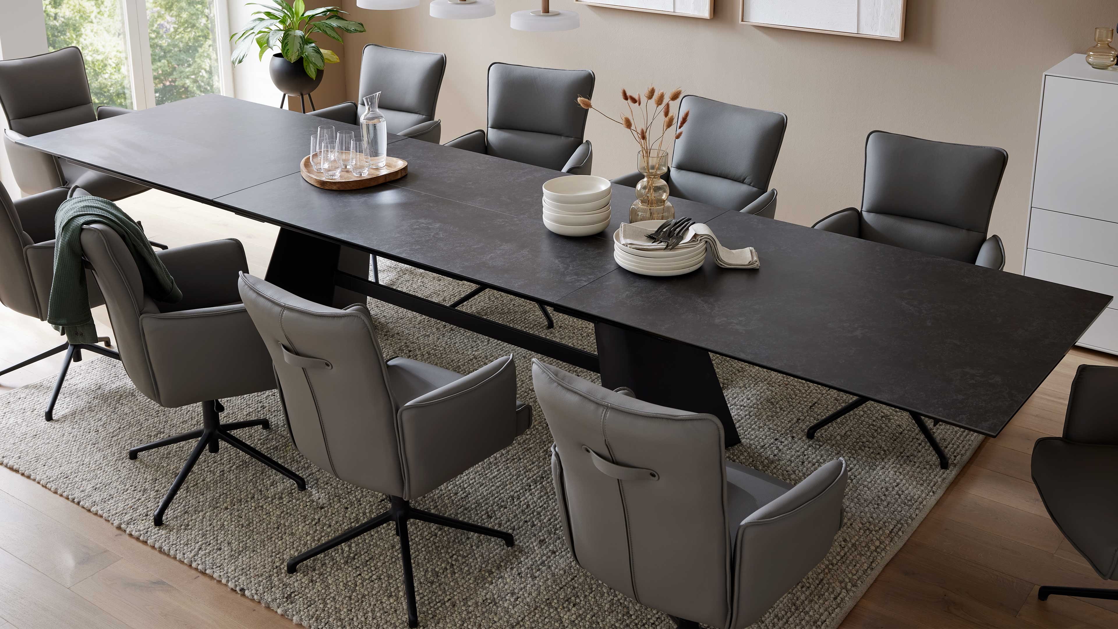 Ausziehtisch mit Glas-Keramik-Oberfläche in Oxidoptik und schwarzem Metallgestell für moderne Esszimmer und flexible Platzgestaltung