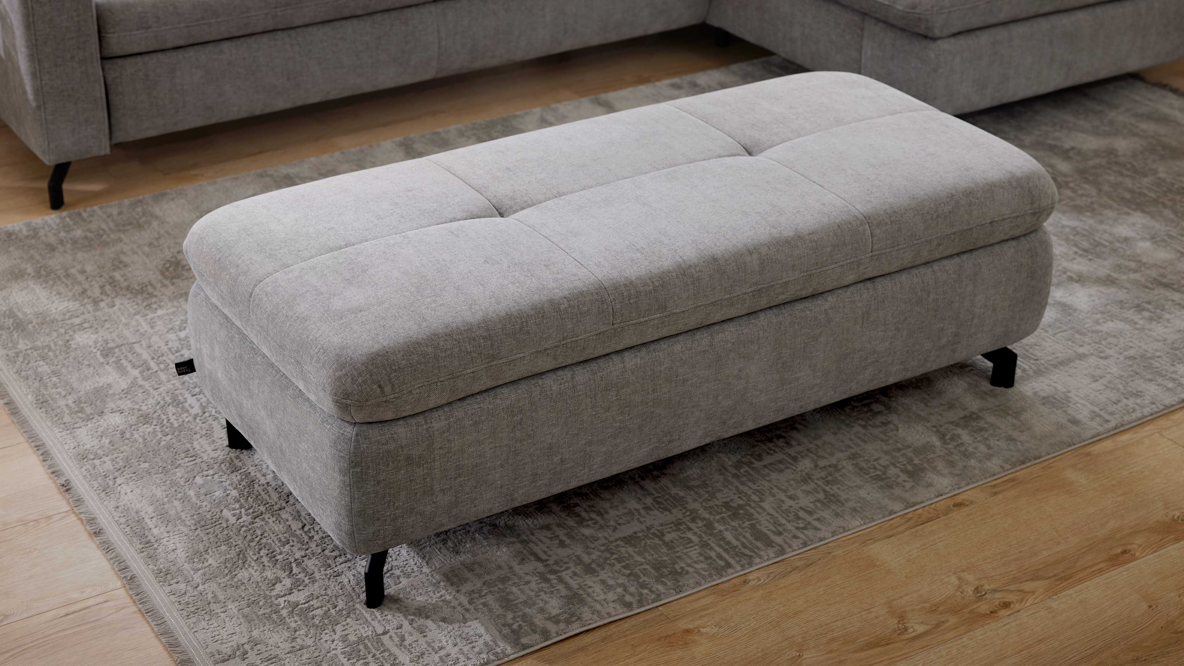 XXL Polsterhocker mit grauem Stoff und schwarzen Metallfüßen