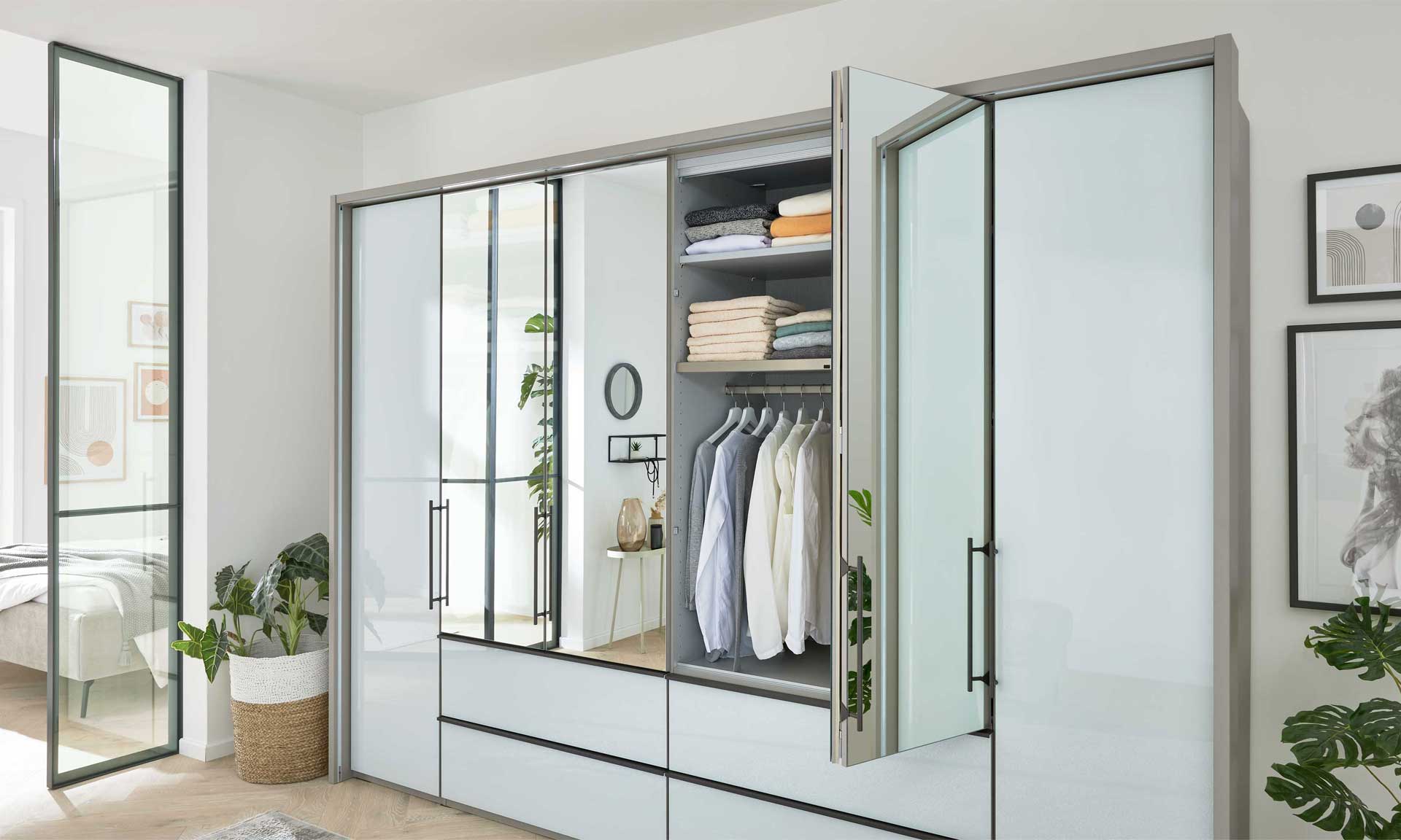 Kleiderschrank in Weiß mit Dreh- und Falttüren, Spiegeltüren und Schubladen