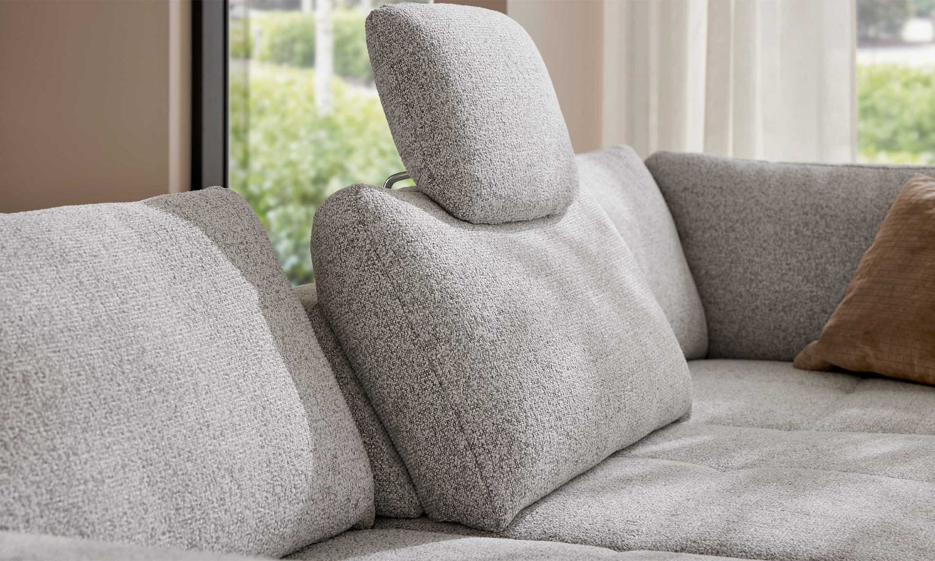 Ecksofa mit Stoffbezug in Ecru und schwarzen Metallfüßen
