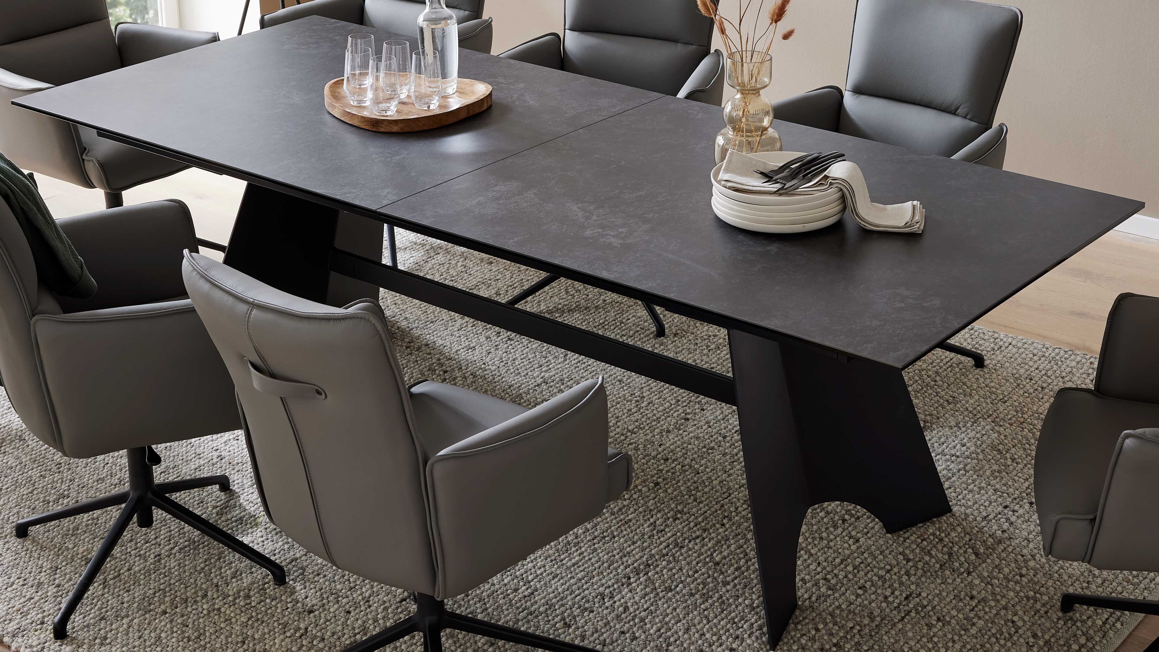Ausziehtisch mit Glas-Keramik-Oberfläche in Oxidoptik und schwarzem Metallgestell für moderne Esszimmer und flexible Platzgestaltung