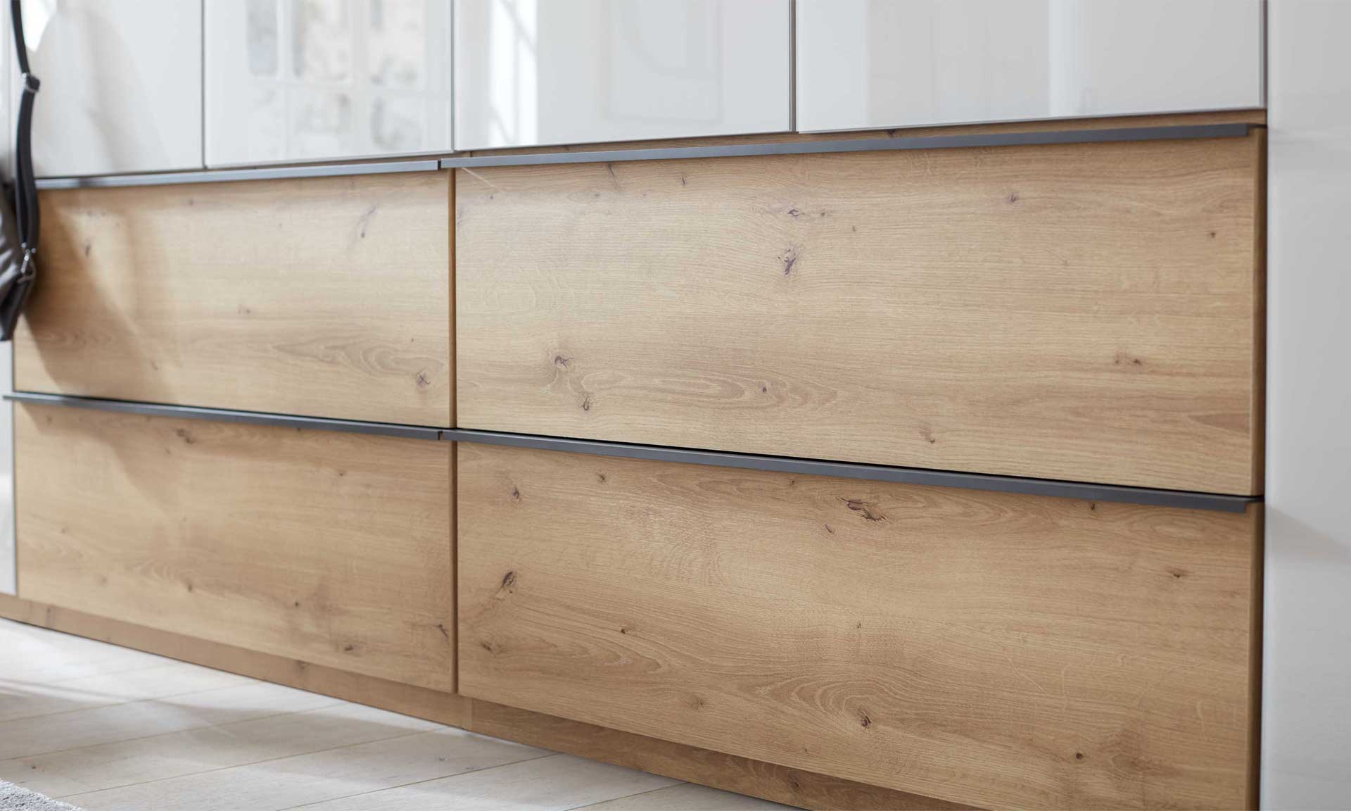 Drehtürenschrank in Beige-Grau mit Schubladen und Absetzung in Eiche-Nachbildung