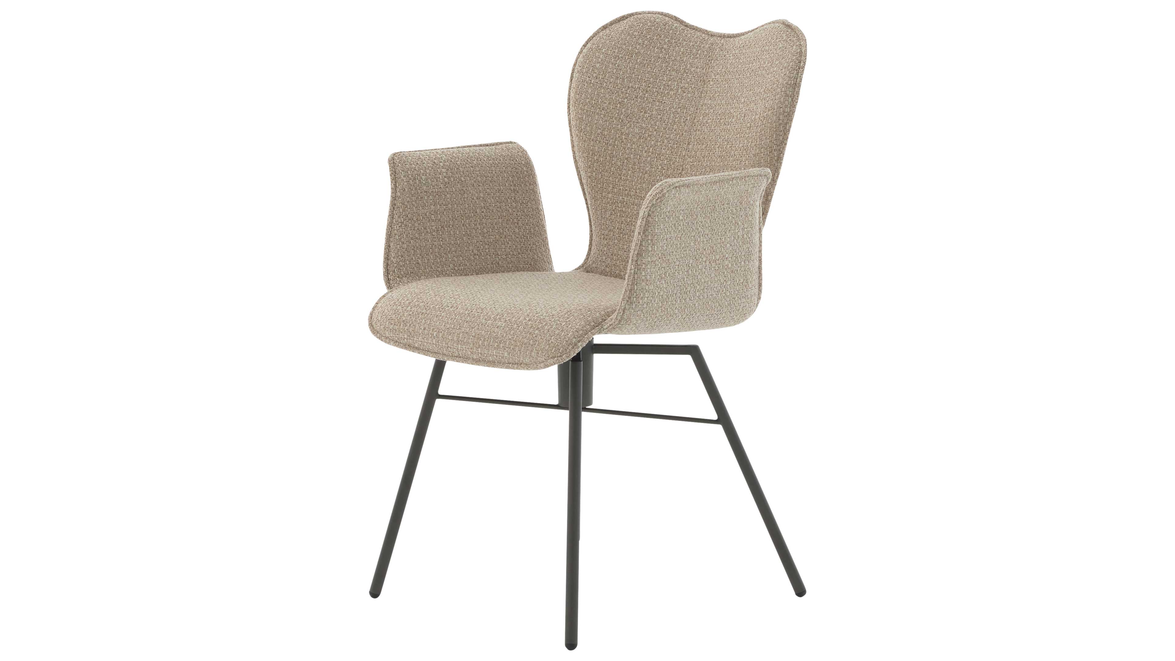 Beiger gepolsterter Stuhl mit hoher, geschwungener Rückenlehne, kurzen Armlehnen und schwarzem Metallgestell mit vier Beinen.