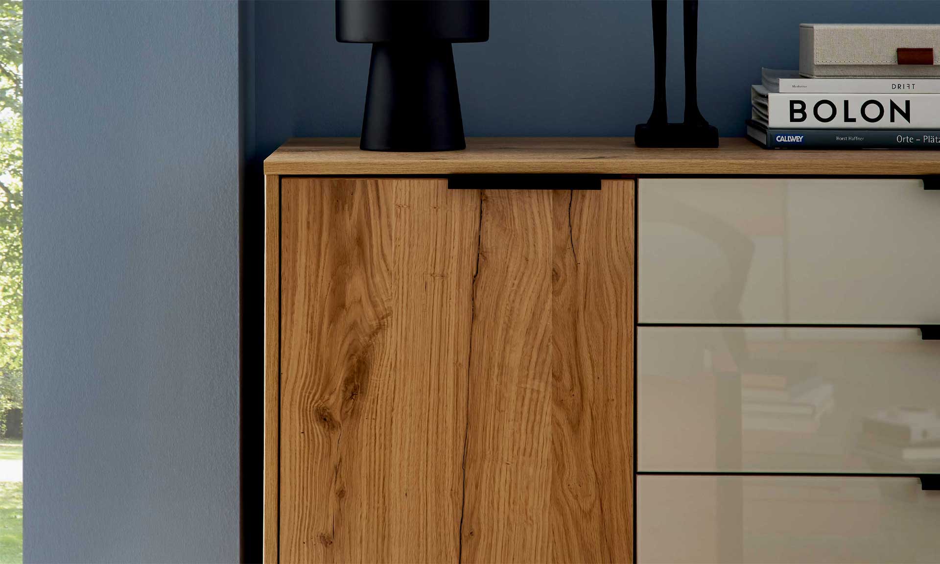 Kommode mit Hochglanzfronten in Beige-Grau und Korpus in Eiche-Optik