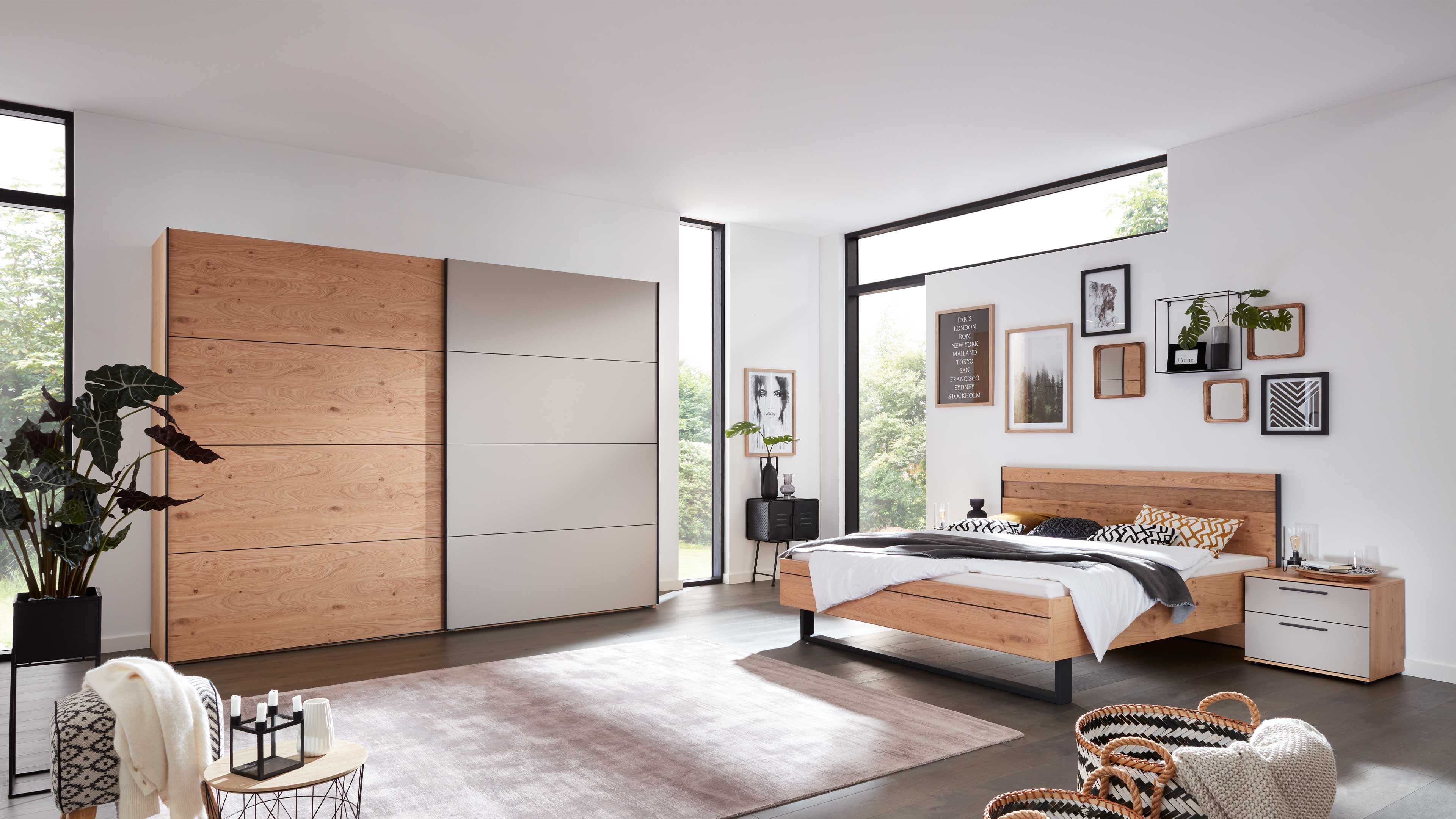 Modernes Schlafzimmer mit Holzbett auf Kufengestell und Kleiderschrank in stilvoller Taupe-Optik