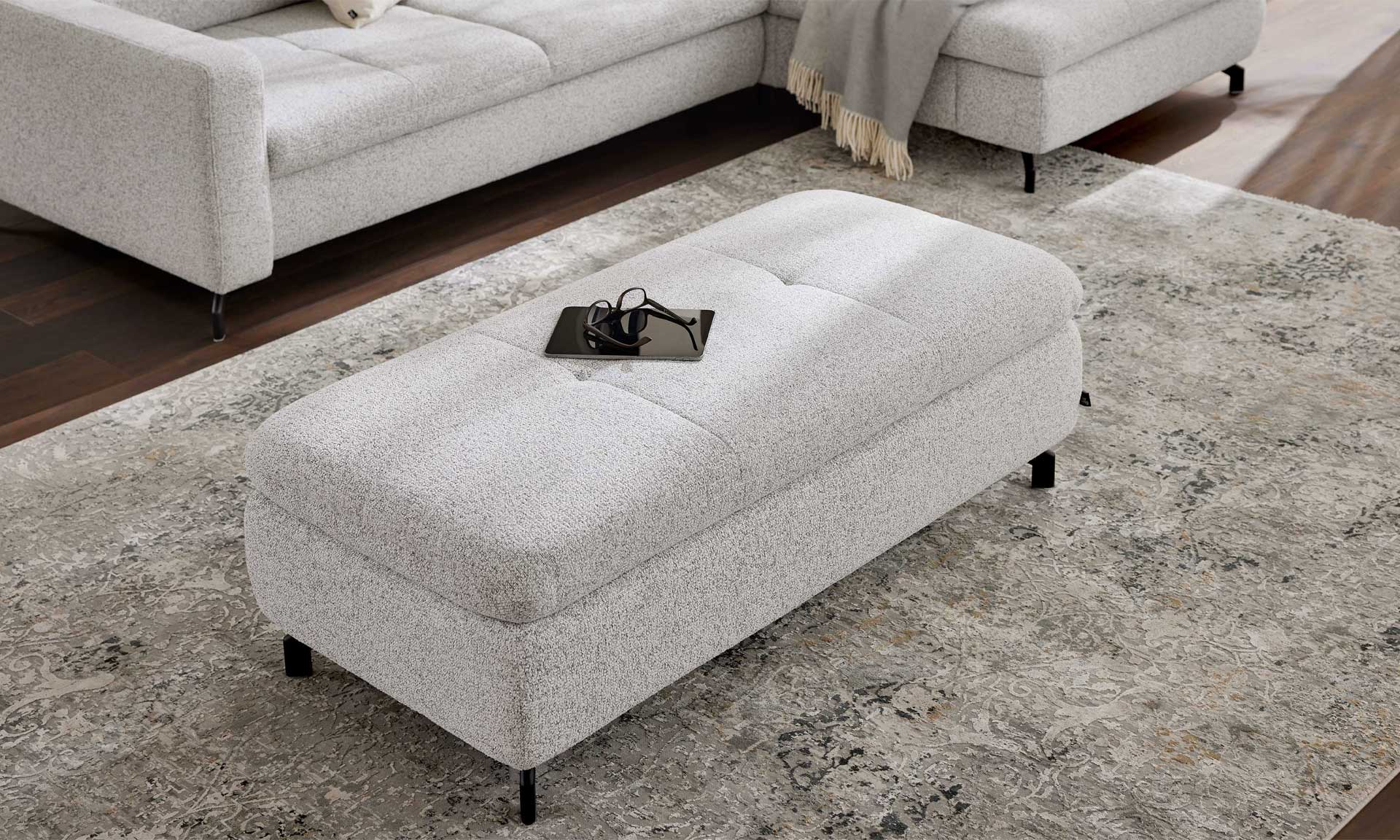 XXL Polsterhocker mit ecrufarbenem Stoffbezug und schwarzen Metallfüßen