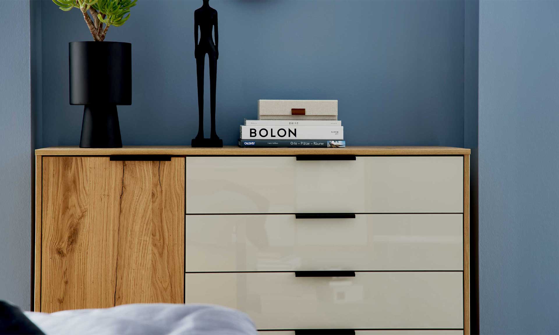Kommode mit Hochglanzfronten in Beige-Grau und Korpus in Eiche-Optik