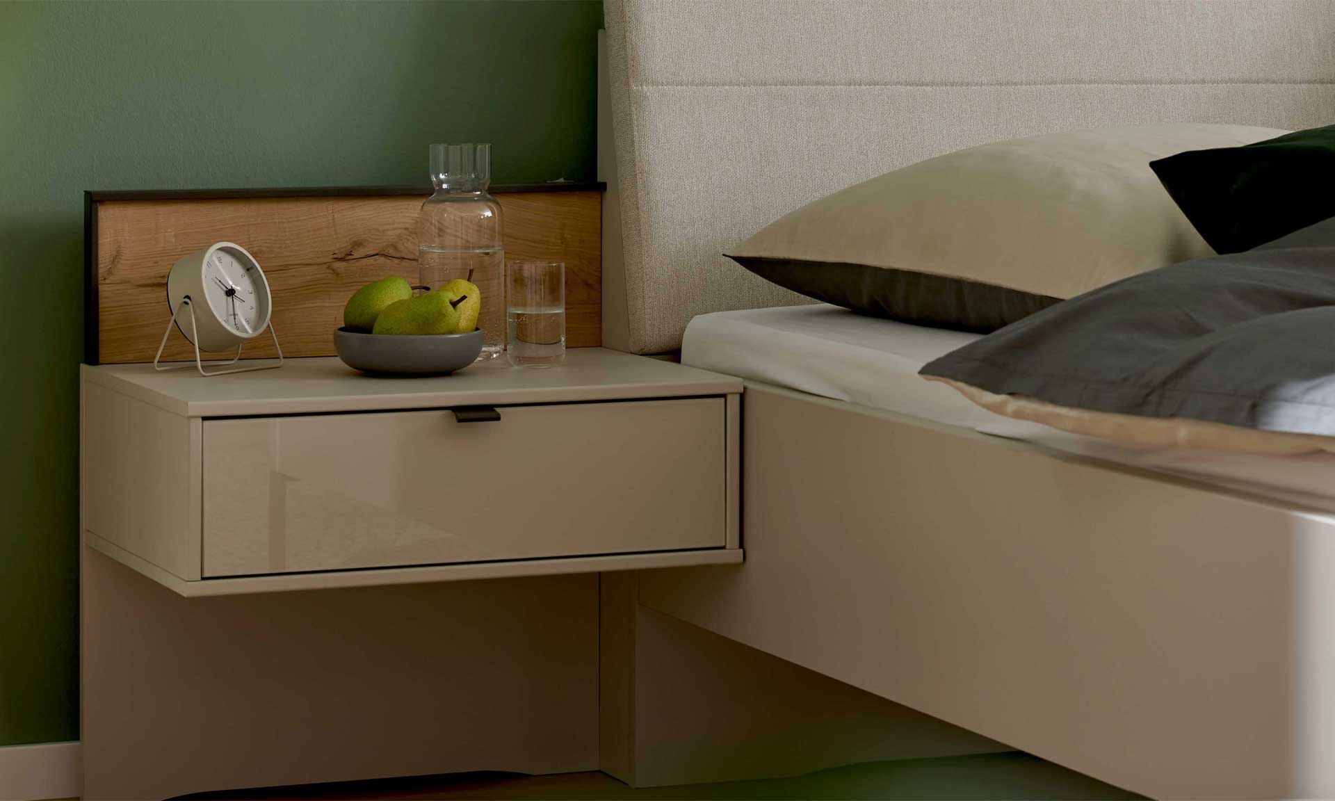 Schlafzimmer mit Doppelbett, Nachtkonsolen und Kleiderschrank in Graubeige und Kernholz