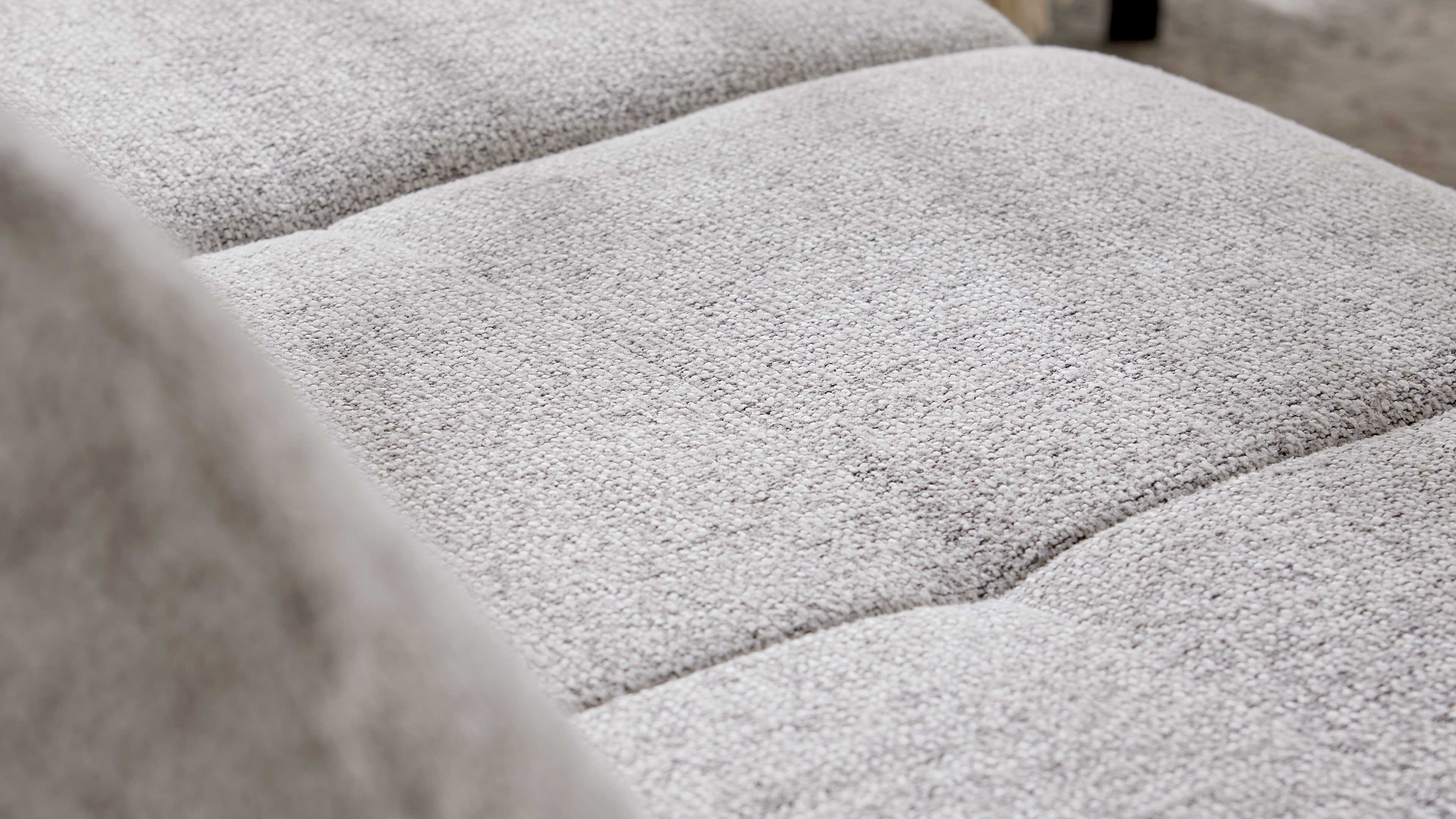 Ecksofa mit Stoffbezug in Ecru und schwarzen Metallfüßen