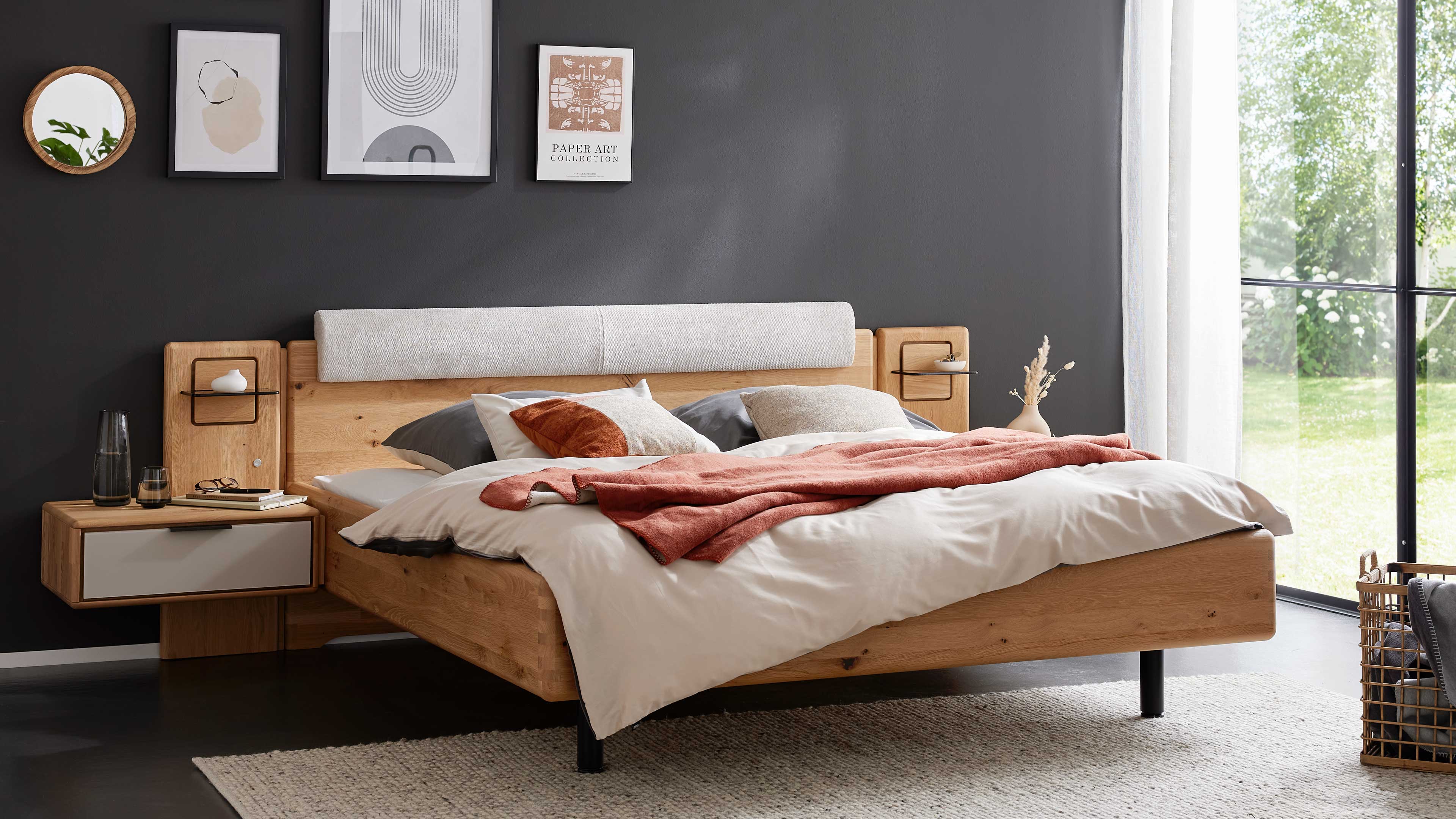 Doppelbett in Wildeiche mit gepolstertem Kopfteil und stabilem Holzrahmen für ein modernes Schlafzimmer