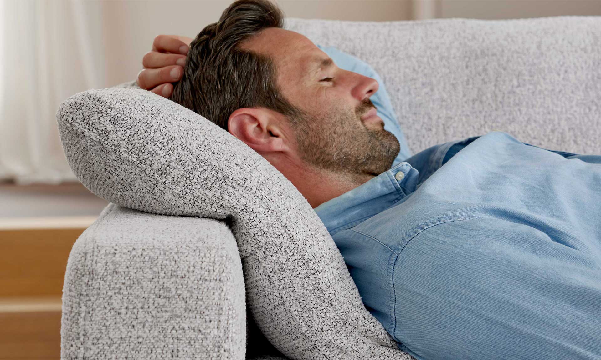 Ecksofa mit Stoffbezug in Ecru und schwarzen Metallfüßen