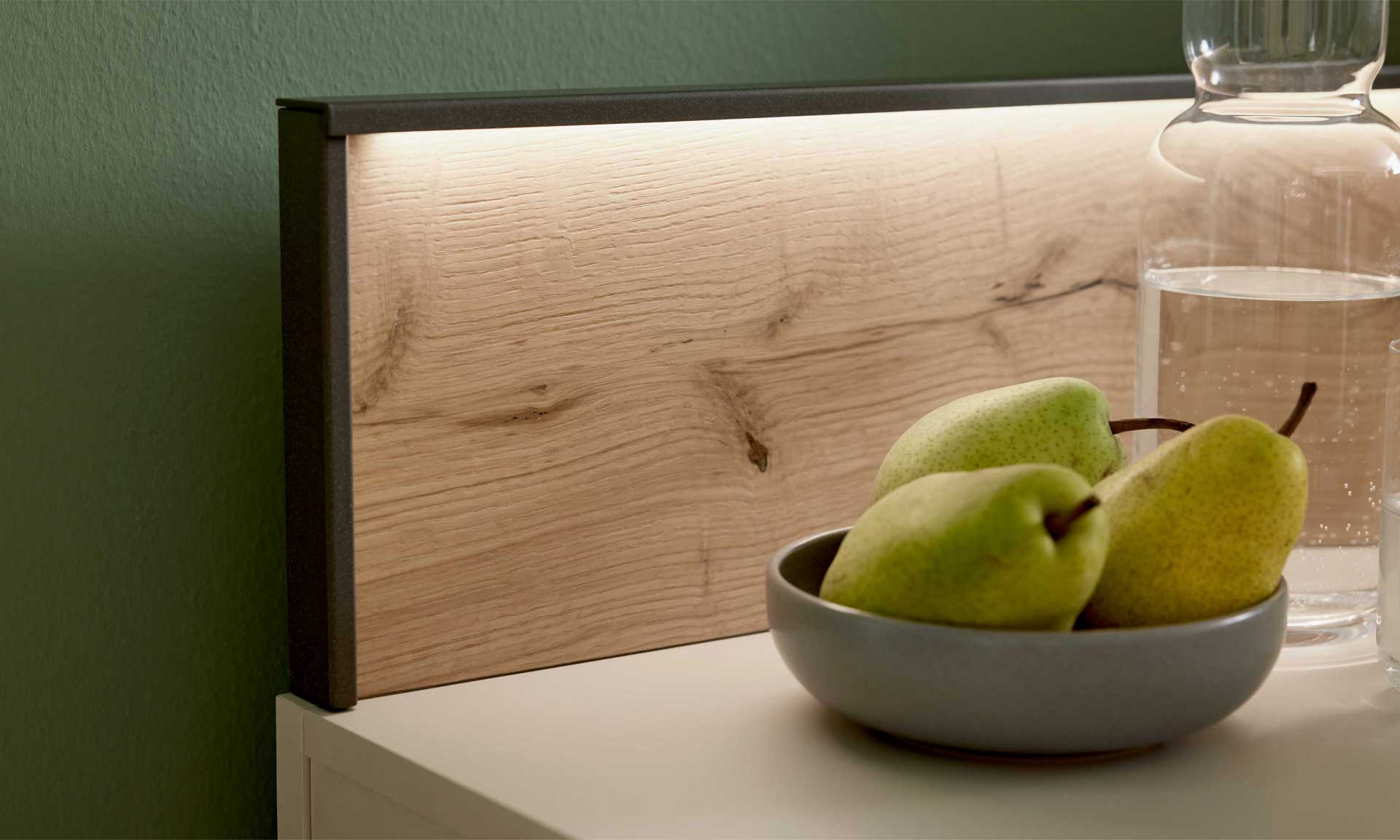 Schlafzimmer mit Doppelbett, Nachtkonsolen und Kleiderschrank in Graubeige und Kernholz