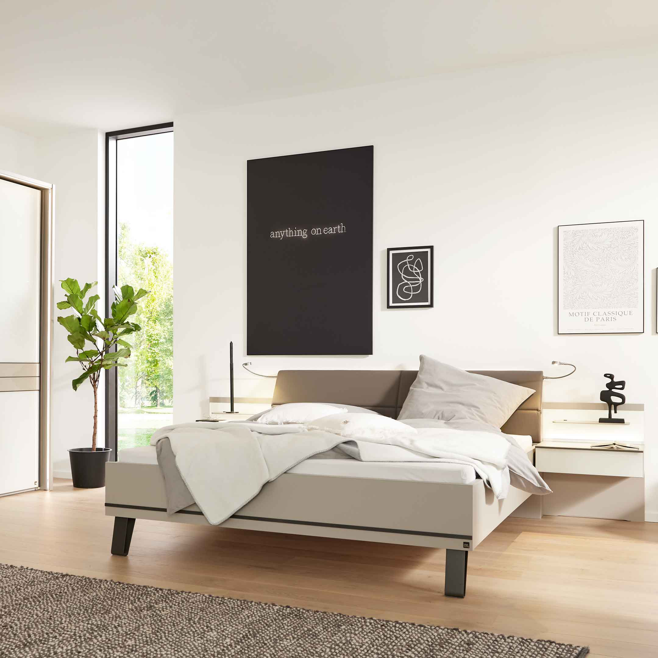 Vierteiliges Schlafzimmer in Kieselgrau und Weiß mit Bett, Nachtkonsolen und großem Kleiderschrank im modernen Design.