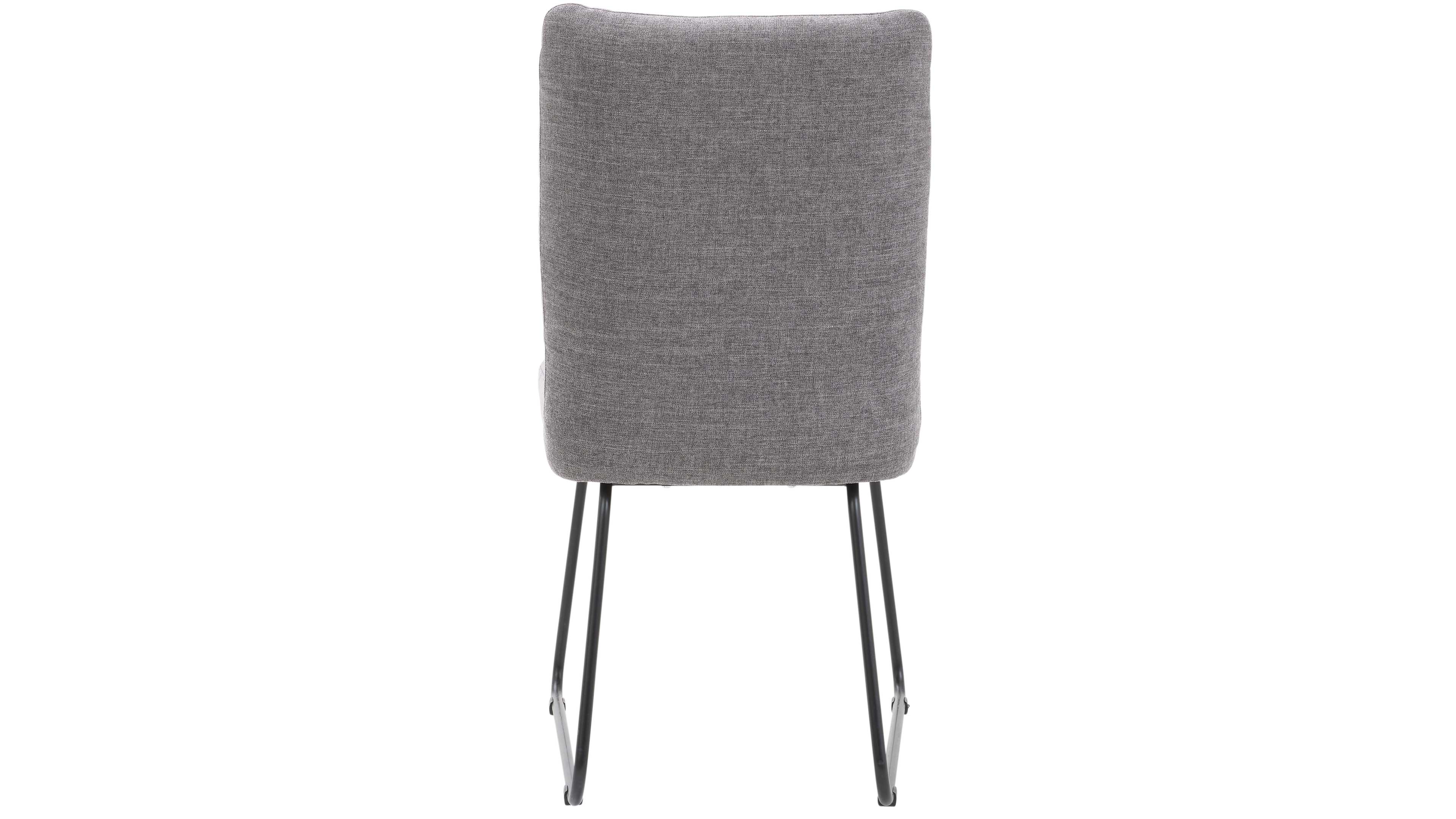 Grau bezogener Stuhl mit hohem Rückenpolster, sichtbarer grauer Stoff und schwarzem Metall-Schlittensgestell.