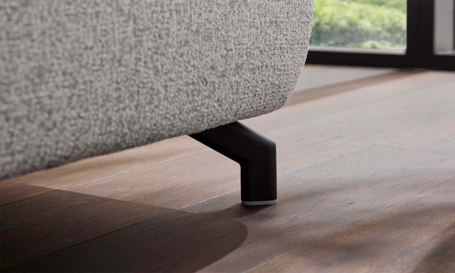 Ecksofa mit Stoffbezug in Ecru und schwarzen Metallfüßen