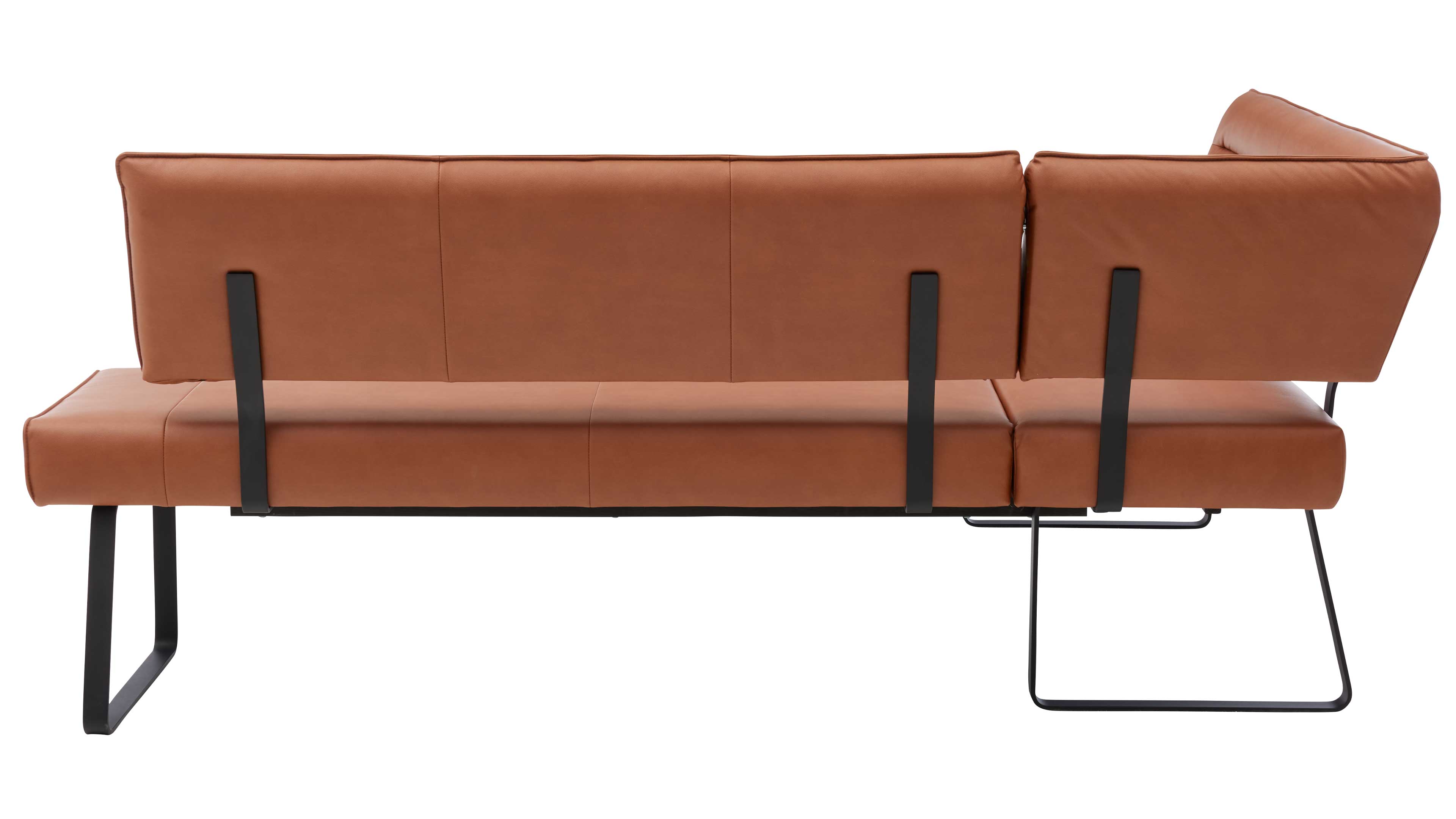 Sitzbank mit cognacfarbenem, gepolstertem Sitz und dreiteiliger Rückenlehne, gehalten von schwarzen Metallstreben und Schlittenbeinen.