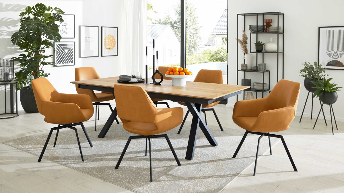 Tischgruppe Interliving aus Stoff in Orange Interliving Esszimmer Serie 5112 - Essgruppe im Skandi-Look kurkumafarbene Mikrofaser Gavin A3, anthrazitfarbenes Metall & goldbraune Halifax Eiche