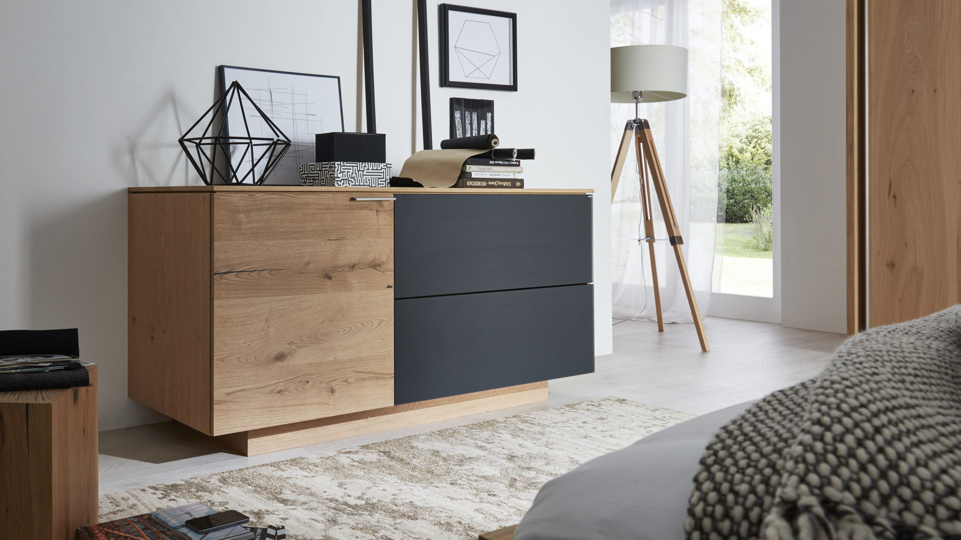 Kombikommode Voglauer | il aus Holz in Holzfarben Interliving Schlafzimmer Serie 1004 – Kommode Alteiche Rustiko & Anthrazit – eine Tür, zwei Schubladen