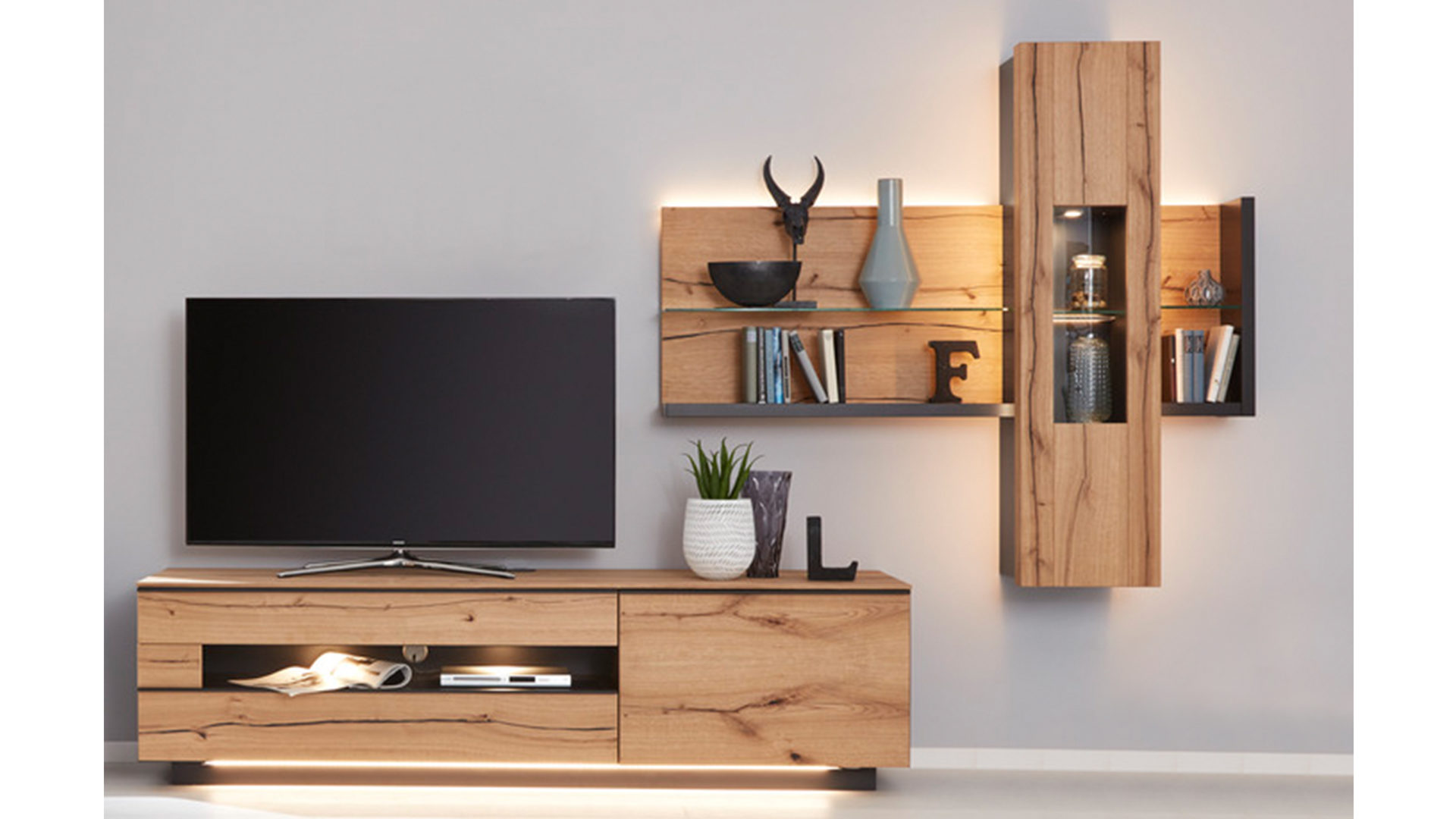 Wohnwand Die hausmarke | il aus Holz in Schwarz Interliving Wohnzimmer Serie 2103 – Wohnwand 560001S mit Beleuchtung schieferschwarzer Lack & Asteiche – dreiteilig, Breite ca. 335 cm