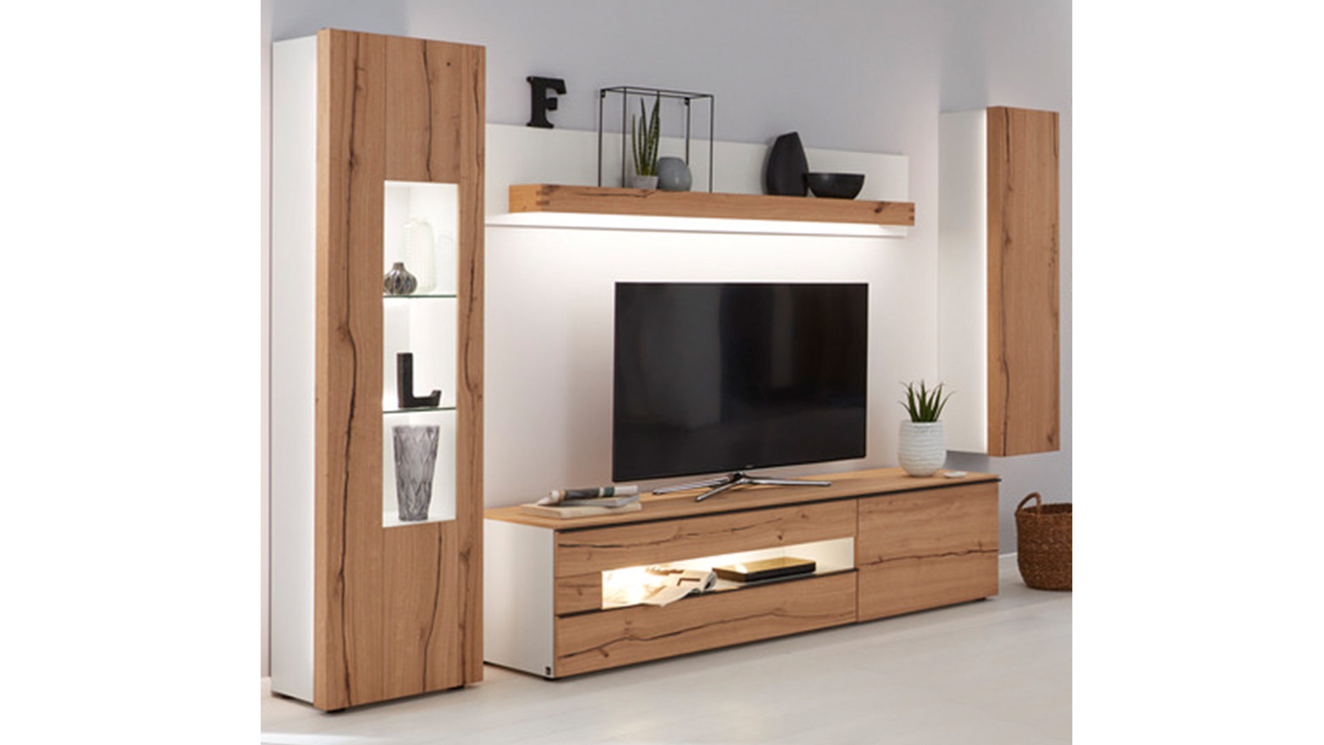 Wohnwand Die hausmarke | il aus Holz in Weiß Interliving Wohnzimmer Serie 2103 – Wohnwand 560002F mit Beleuchtung mattweißer Lack & Asteiche – vierteilig, Breite ca. 335 cm