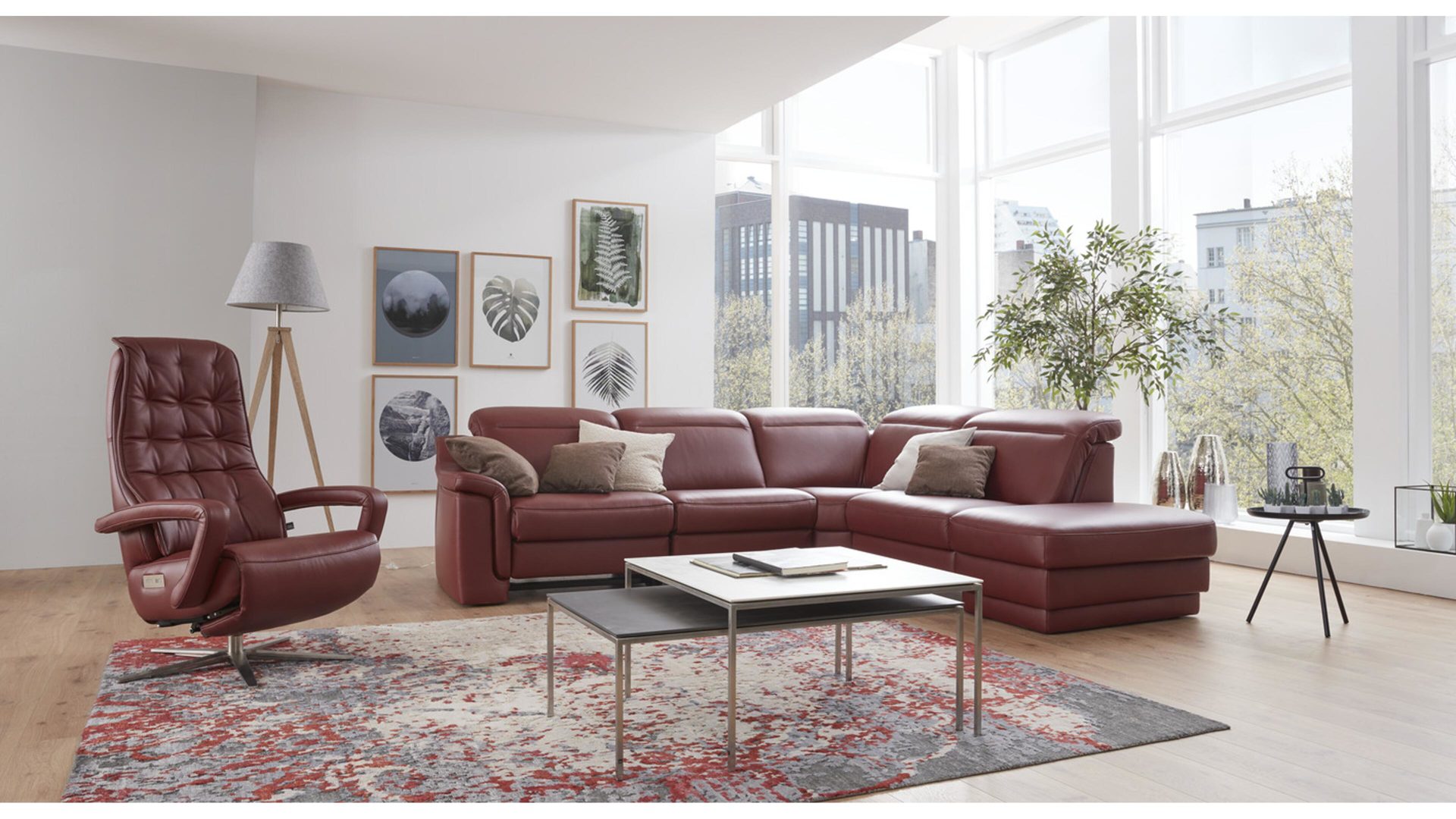 Ecksofa Hukla | il aus Leder in Rot Interliving Sofa Serie 4052 - Eckkombination barolofarbenes Leder Credo – Schenkelmaß ca. 290 x 258 cm