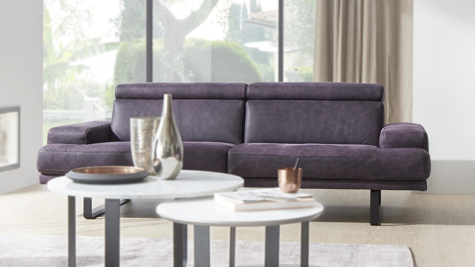 Dreisitzer K+w polstermöbel | il aus Leder in Lila Interliving Sofa Serie 4152 – Dreisitzer - Ledercouch purplefarbenes Nubukleder Bison 90 & schwarzer Metallfuß – Länge ca. 238 cm