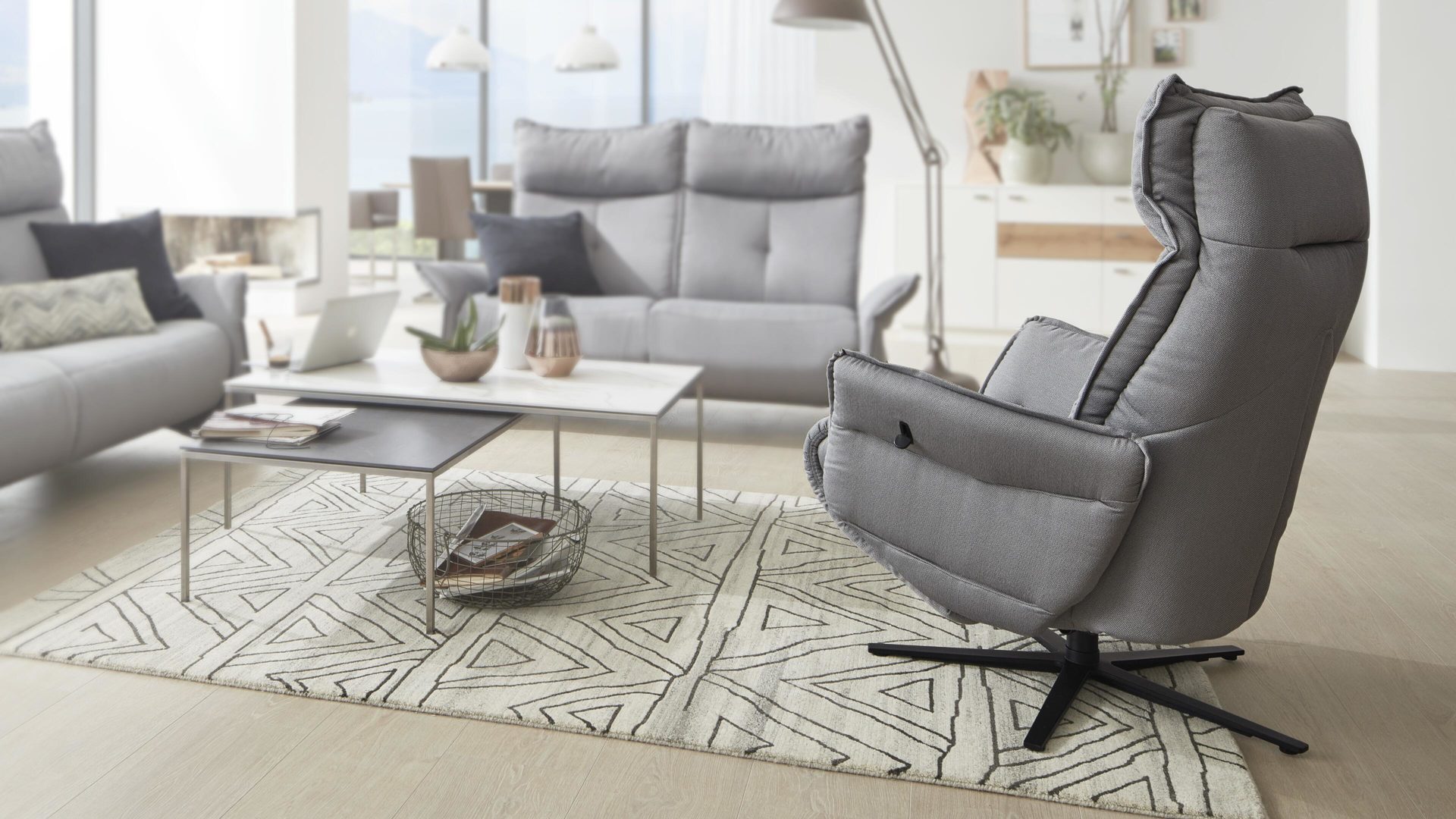 Relaxsessel Himolla | il aus Kunstfaser in Grau Interliving Sessel Serie 4504 – Easy-Swing-Sessel hellgrauer Bezug Q2 Struktur Coast & anthrazitfarbener Sternfuß