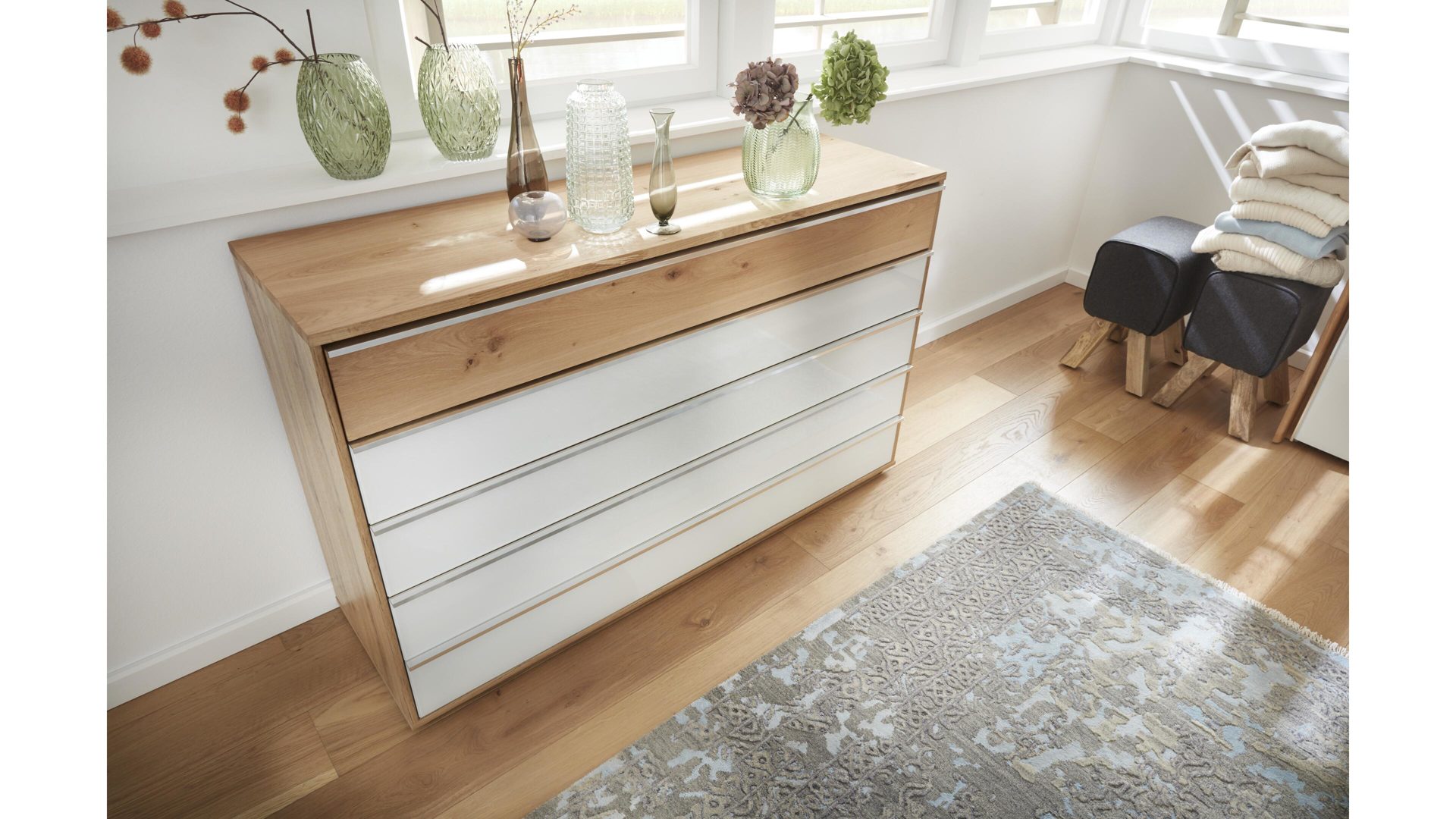 Schubladenkommode Wiemann oeseder | il aus Holz in Weiß Interliving Schlafzimmer Serie 1202 – Schubladenkommode teilmassive Balkeneiche & weißes Glas – vier Schubladen