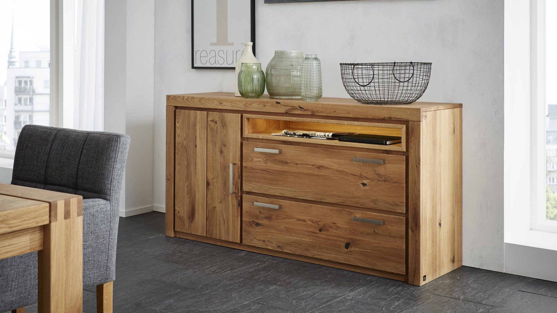 Sideboard Decker | il aus Holz in Holzfarben Interliving Wohnzimmer Serie 2003 – Sideboard mit Beleuchtung geölte Asteiche – eine Tür, eine Klappe & eine Schublade
