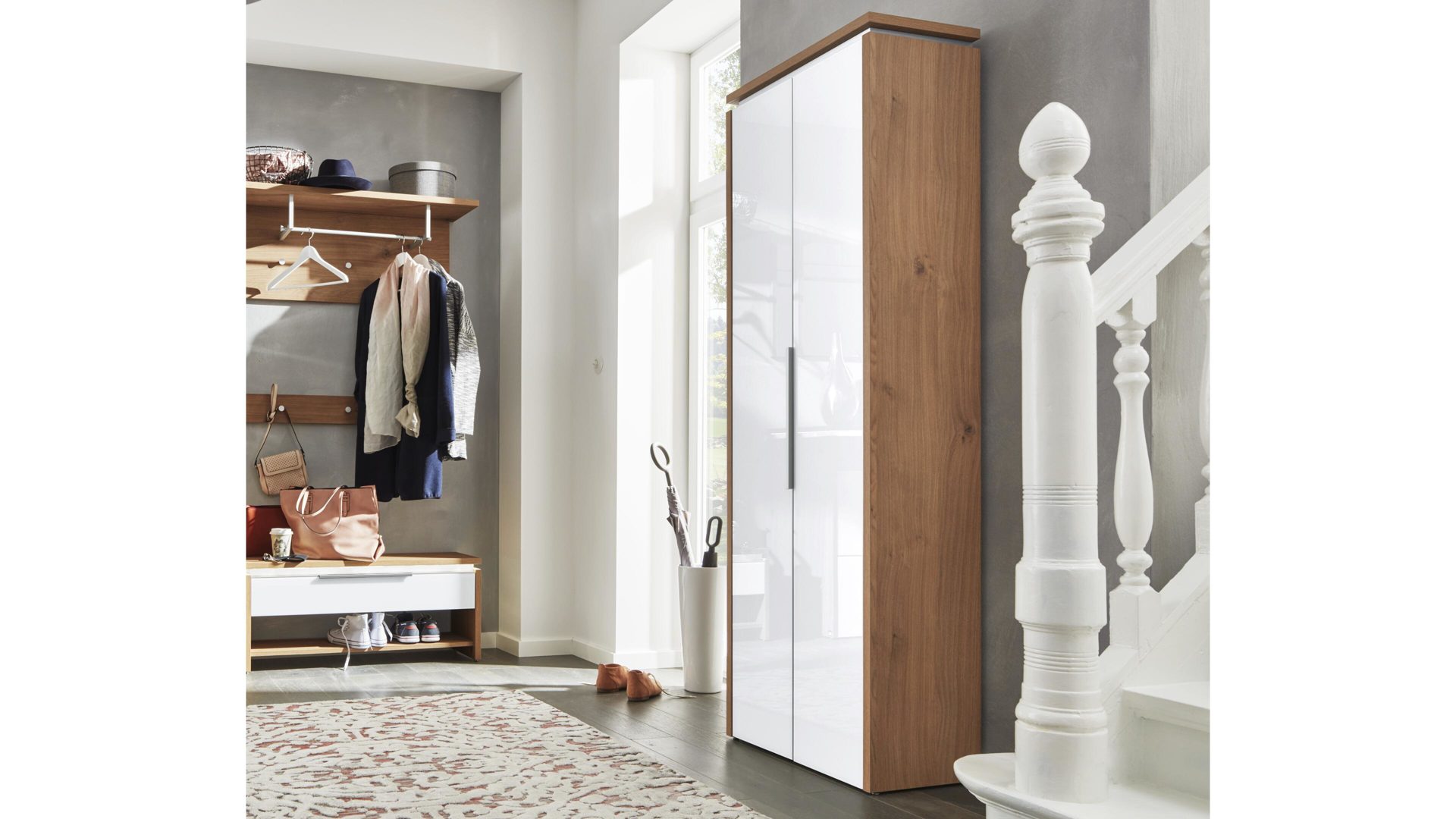 Mehrzweckschrank Arredokit | il aus Nachbildung in Holzfarben Interliving Garderoben Serie 6002 – Mehrzweckschrank eichefarbene Kunststoffoberflächen & weißes Glas – ca. 61 x 190 x 34 cm