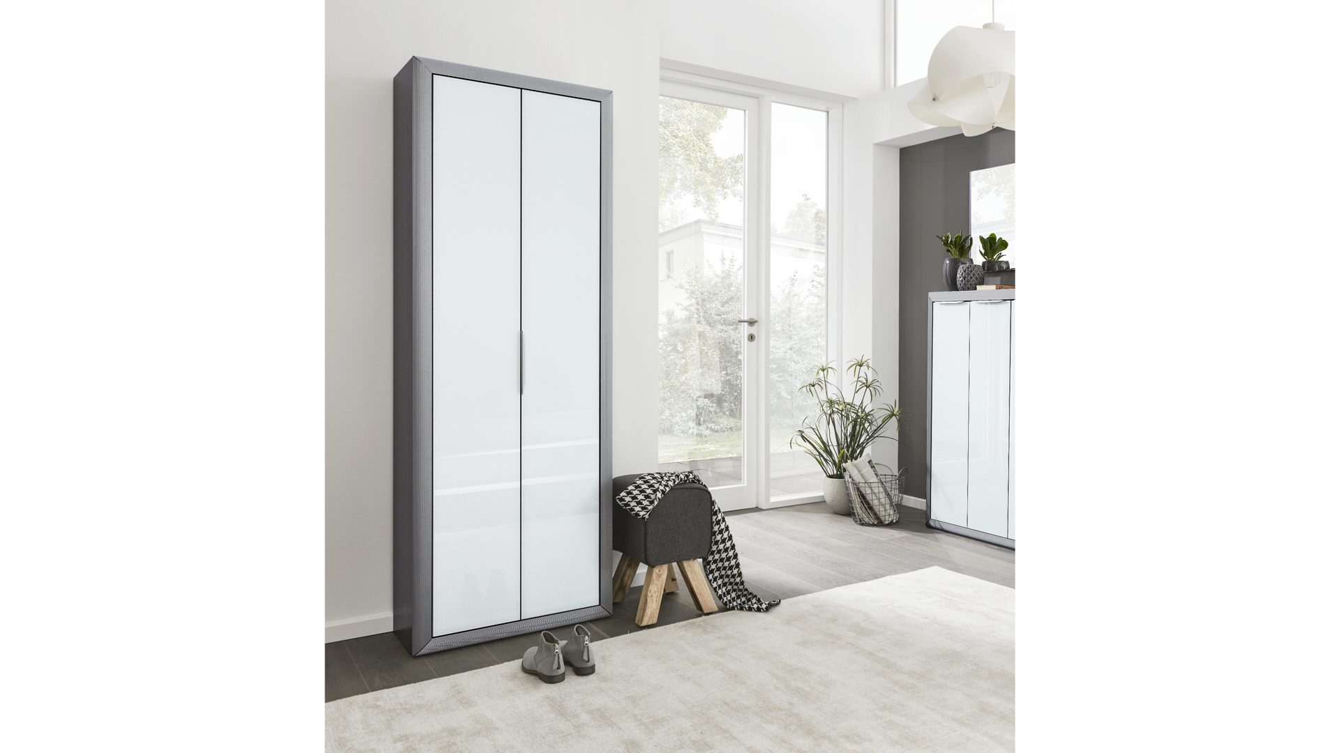 Garderobenschrank Arredokit | il aus Glas in Weiß Interliving Garderoben Serie 6003 – Mehrzweckschrank weiße Glasfronten & alufarbener Korpus – zwei Türen