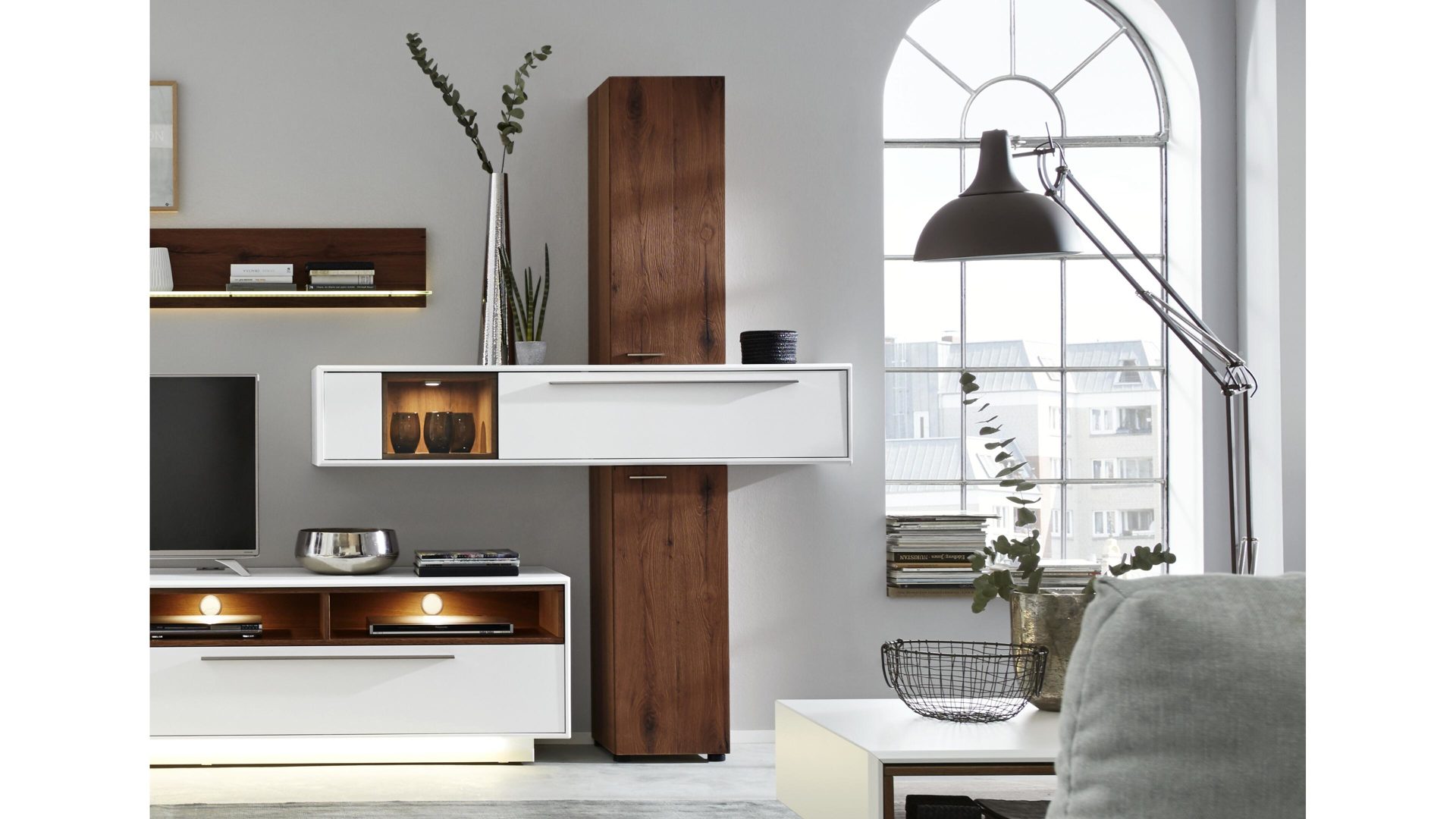 Hängeschrank Die hausmarke | il aus Holz in Holzfarben Interliving Wohnzimmer Serie 2102 – Designsäule dunkles Asteiche-Furnier & weißer Mattlack – zweiteilig