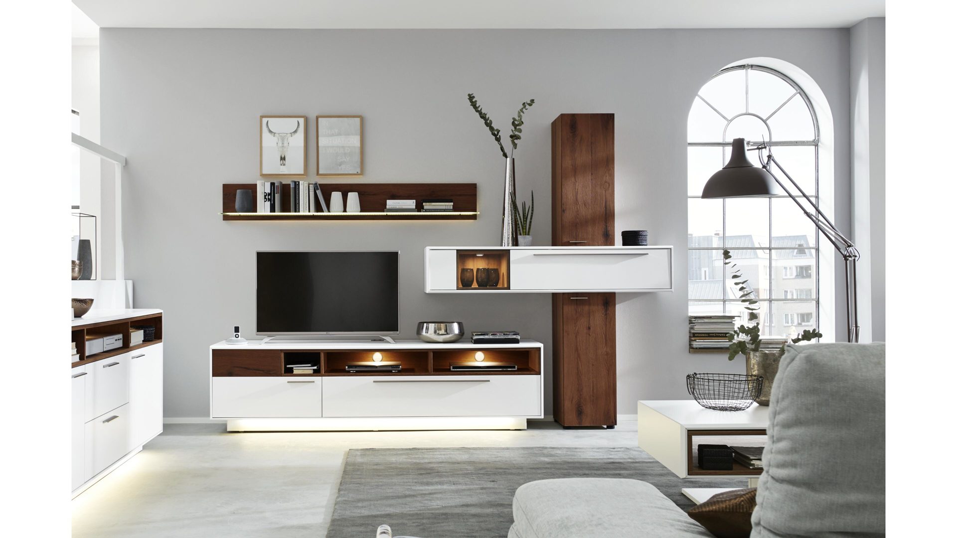 Wohnwand Die hausmarke | il aus Holz in Weiß Interliving Wohnzimmer Serie 2102 – Wohnkombination 510801S mit Beleuchtung dunkles Asteiche-Furnier & weißer Mattlack – vierteilig, Breite ca. 302 cm