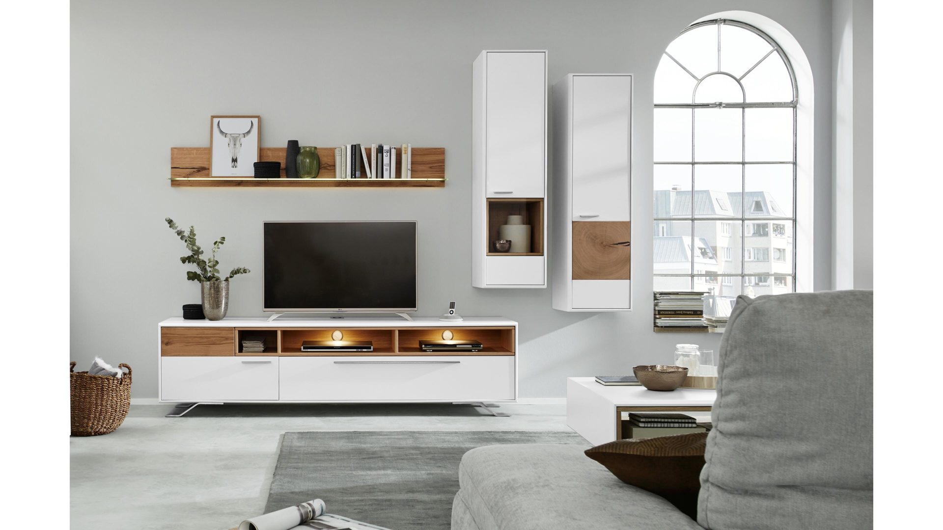 Wohnwand Die hausmarke | il aus Holz in Weiß Interliving Wohnzimmer Serie 2102 – Wohnkombination 510802M mit Beleuchtung helles Asteiche-Furnier & weißer Mattlack – vierteilig, Breite ca. 289 cm