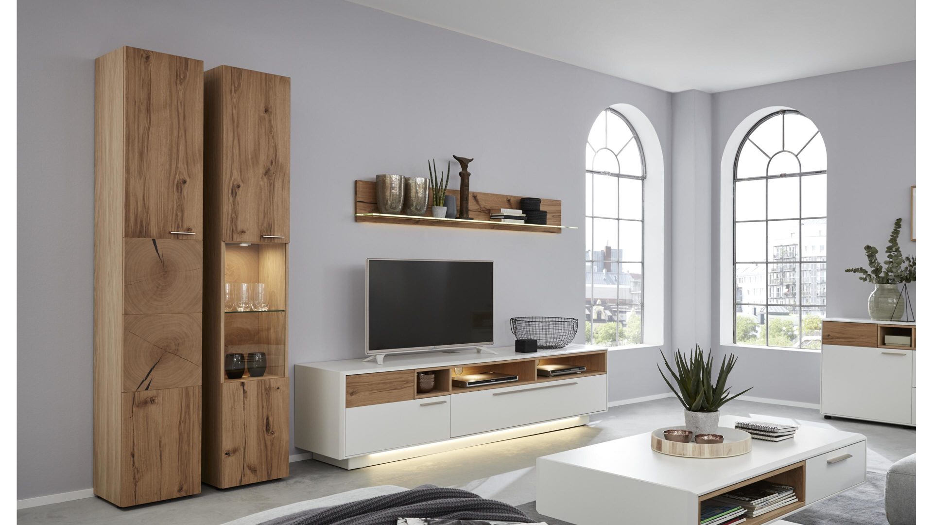 Wohnwand Die hausmarke | il aus Holz in Holzfarben Interliving Wohnzimmer Serie 2102 – Wohnkombination 510804S mit Beleuchtung helles Asteiche-Furnier & weißer Mattlack – vierteilig, Breite ca. 316 cm