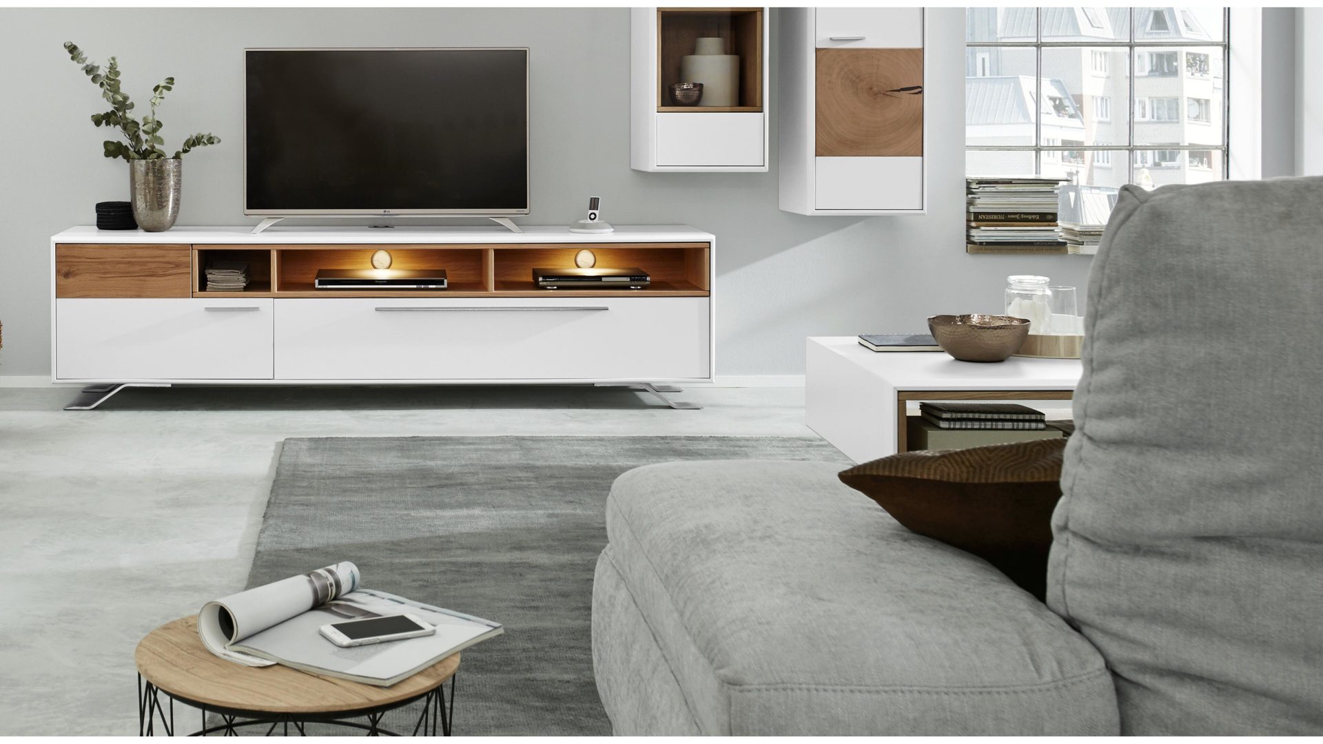 Lowboard Die hausmarke | il aus Holz in Weiß Interliving Wohnzimmer Serie 2102 - Medienboard mit Beleuchtung helles Asteiche-Furnier & weißer Mattlack & Metallkufen – Breite ca. 215 cm