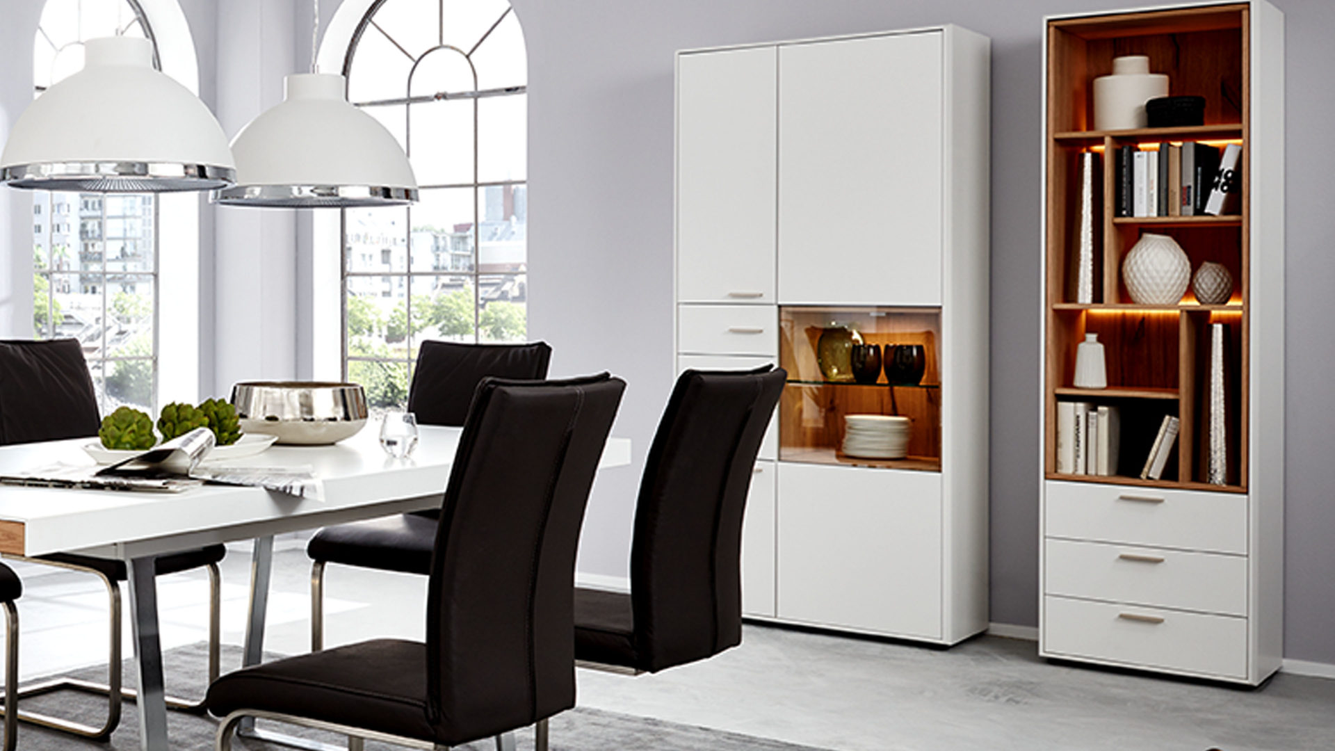 Regal Die hausmarke | il aus Holz in Weiß Interliving Wohnzimmer Serie 2102 - Design-Regal mit Schubladen 510469 mit Beleuchtung helles Asteiche-Furnier & weißer Mattlack – sieben Fächer, drei Schubladen
