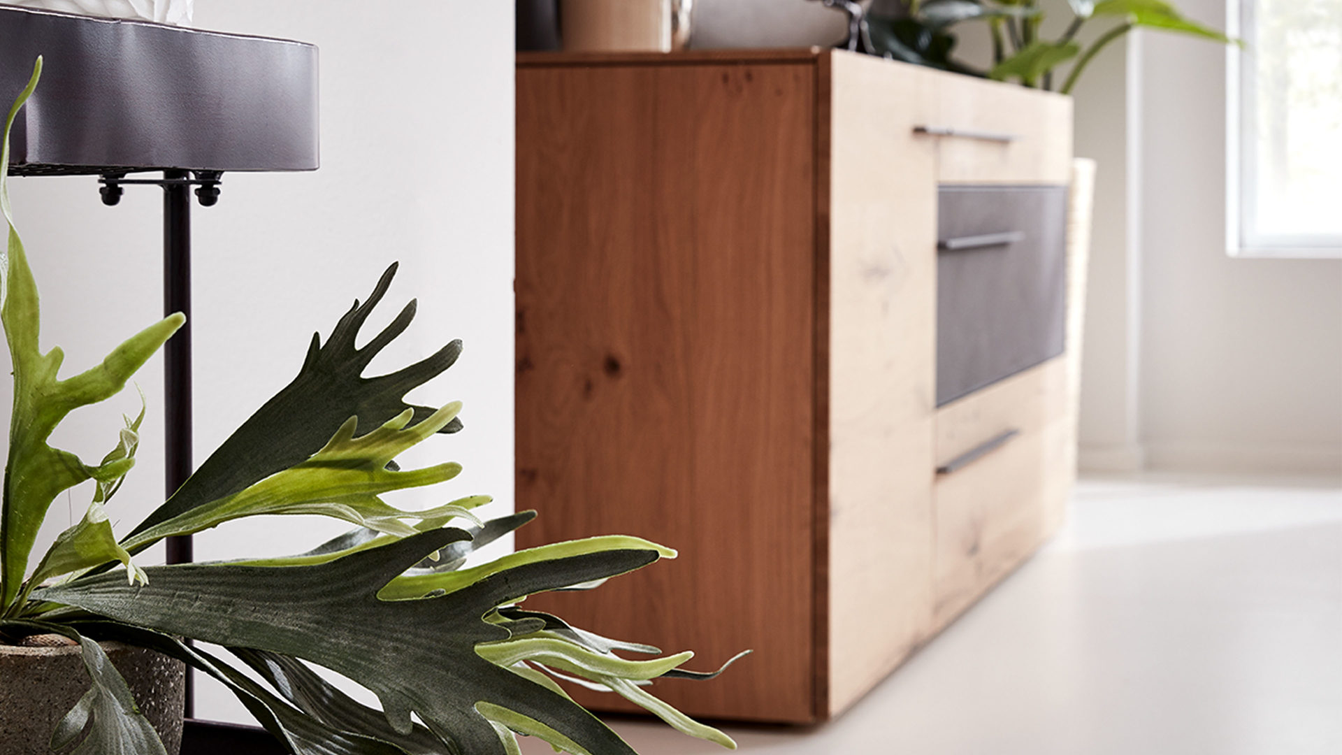 Sideboard Voglauer | il aus Holz in Holzfarben Interliving Wohnzimmer Serie 2004 – Sideboard Wildeiche & Beton – eine Tür, drei Schubladen