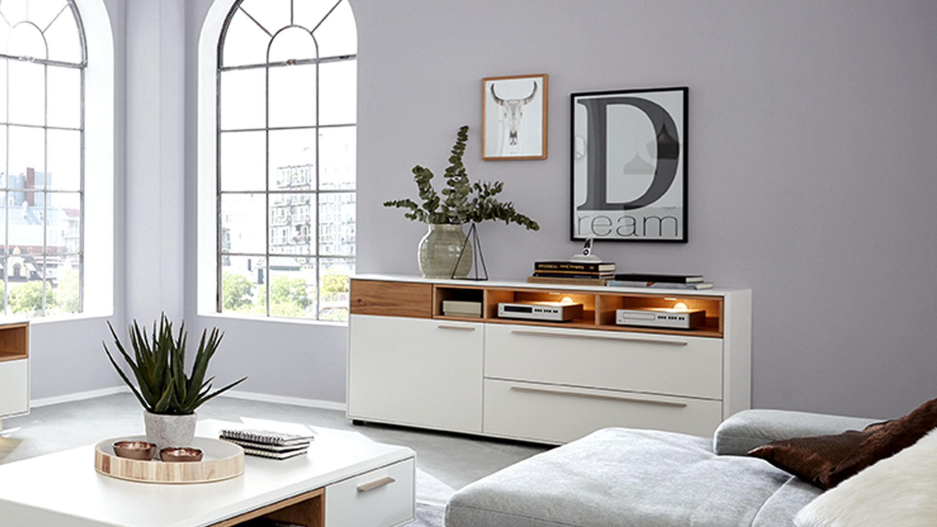 Sideboard Die hausmarke | il aus Holz in Weiß Interliving Wohnzimmer Serie 2102 – Sideboard 510106 mit Beleuchtung helles Asteiche-Furnier & weißer Mattlack – eine Tür, zwei Klappen