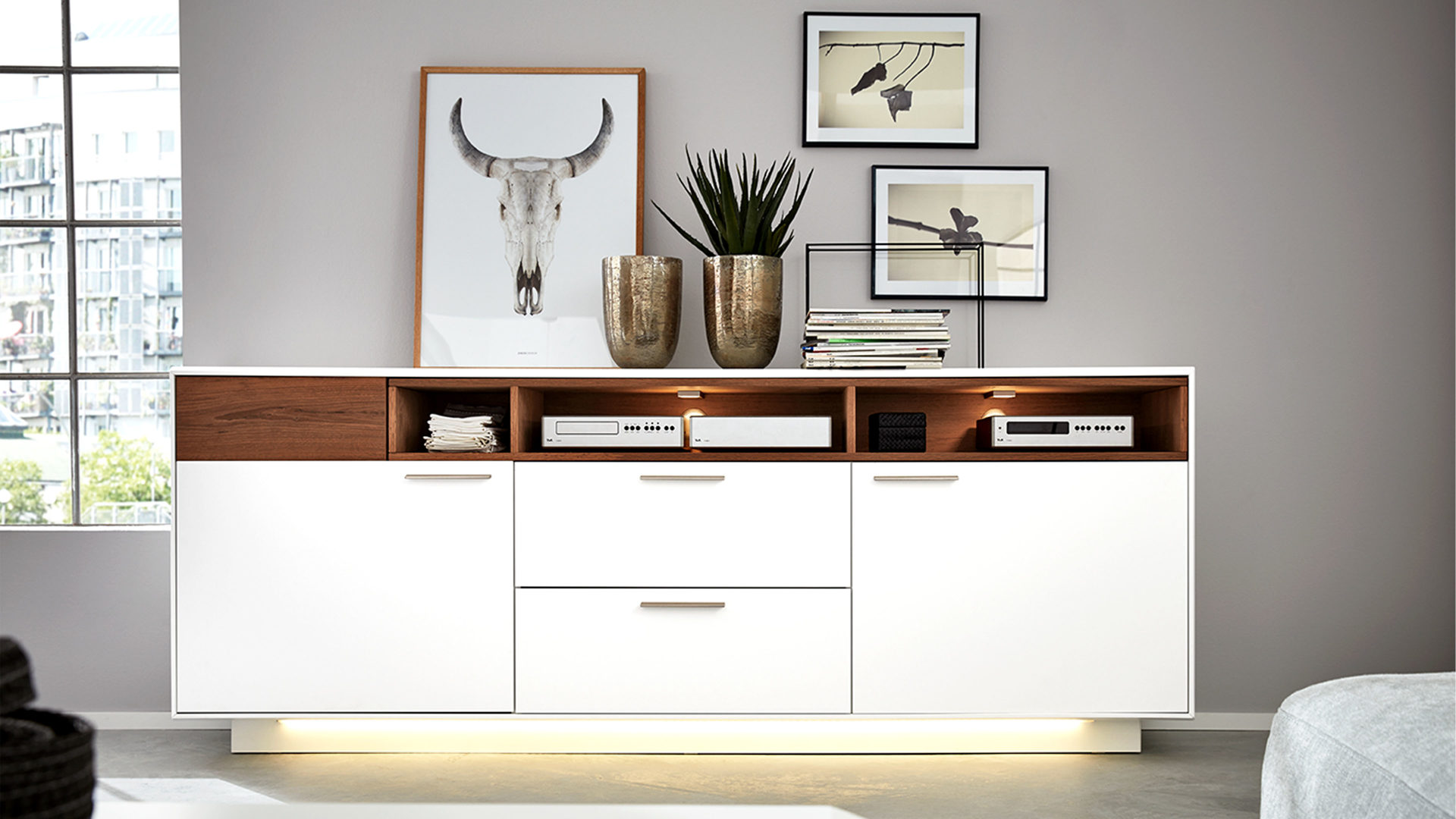 Sideboard Die hausmarke | il aus Holz in Holzfarben Interliving Wohnzimmer Serie 2102 – Sideboard 510266 mit Beleuchtung dunkles Asteiche-Furnier & weißer Mattlack – zwei Türen, zwei Schubladen & drei offene Fächer