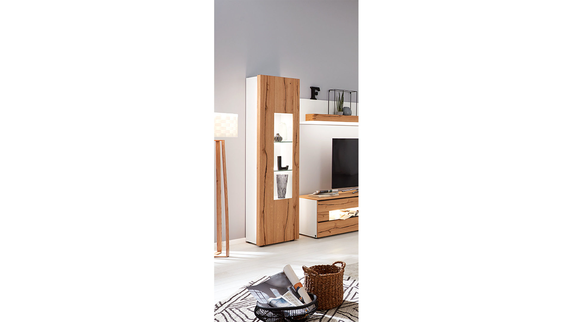 Vitrine Die hausmarke | il aus Holz in Weiß Interliving Wohnzimmer Serie 2103 – Vitrine 560720 mattweißer Lack & Asteiche – eine Tür, links, Höhe ca. 207 cm
