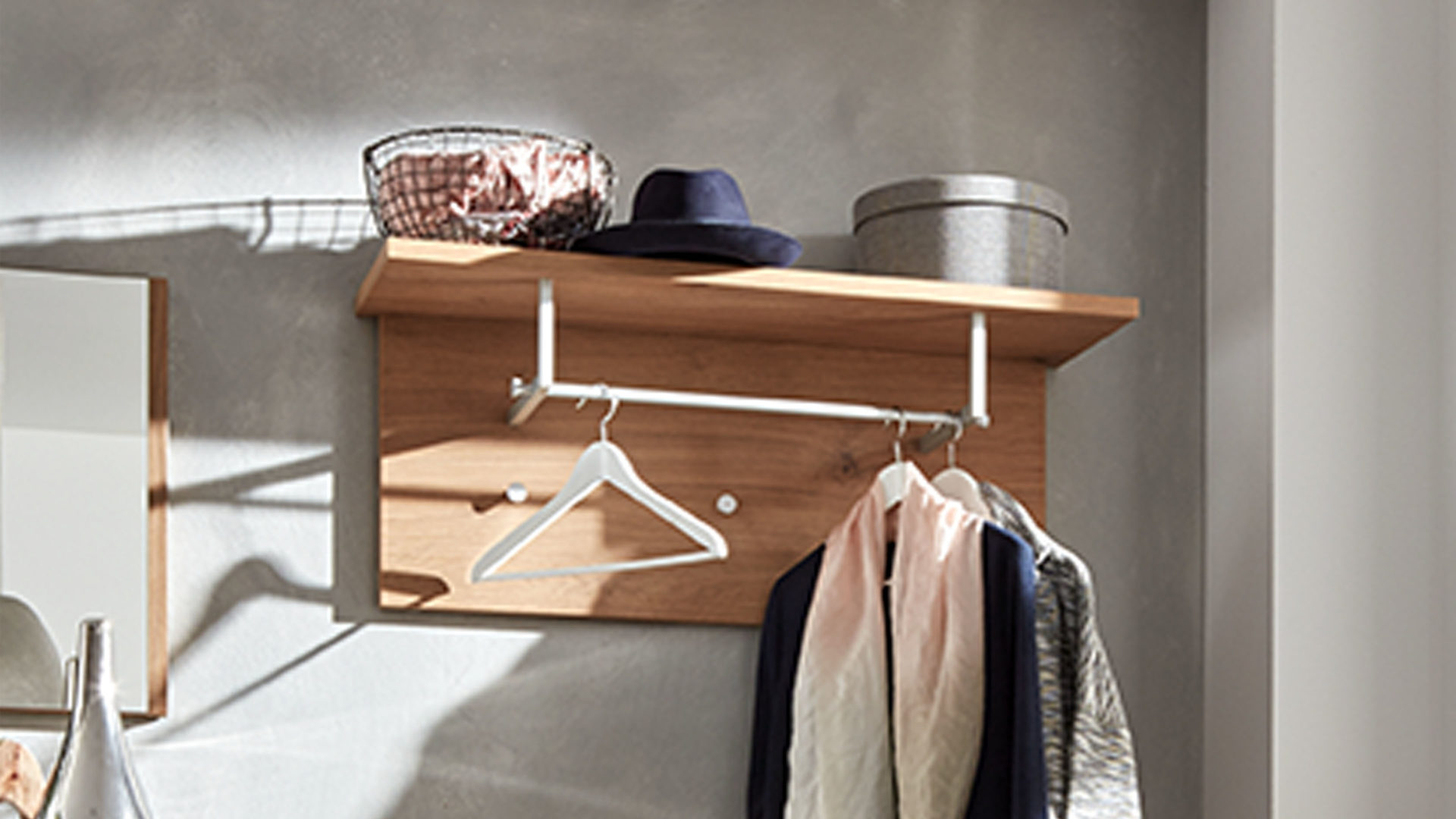 Wandgarderobe Arredokit | il aus Nachbildung in Holzfarben Interliving Garderoben Serie 6002 – Wandgarderobe eichefarbene Kunststoffoberflächen – ca. 98 x 41 x 32 cm