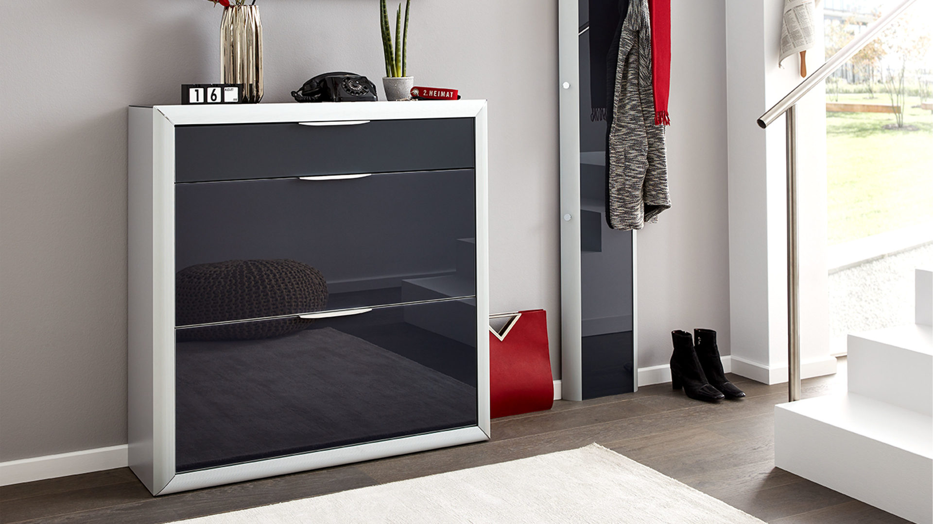 Schuhschrank Arredokit | il aus Glas in Grau Interliving Garderoben Serie 6003 – Schuhschrank anthrazitfarbene Glasfront & alufarbener Rahmen – zwei Klappen, eine Schublade
