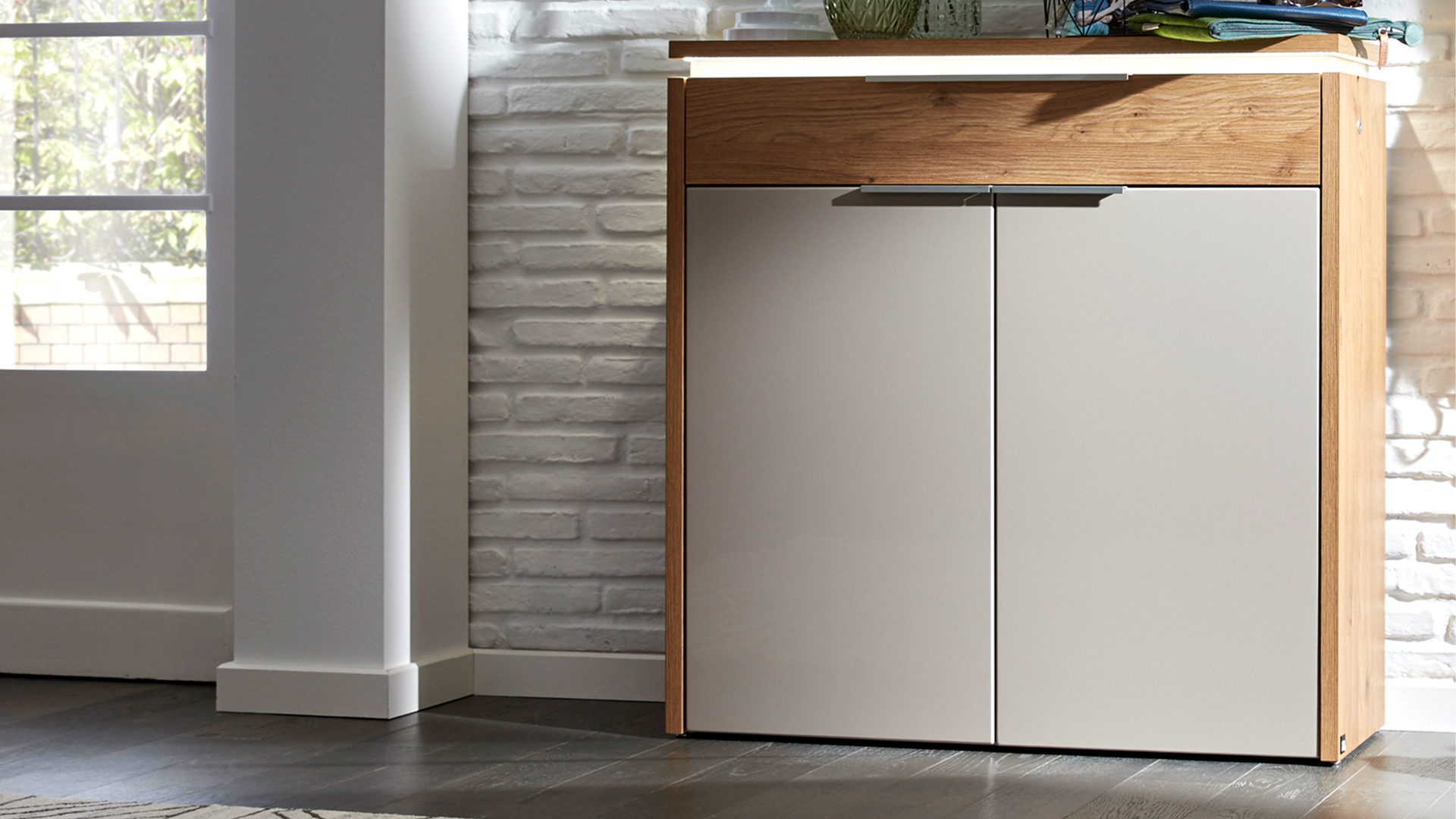 Schuhschrank Arredokit | il aus Nachbildung in Holzfarben Interliving Garderoben Serie 6002 – Schuhkommode eichefarbene Kunststoffoberflächen & cappuccinofarbene Hochglanzoberflächen – zwei Türen, eine Schublade
